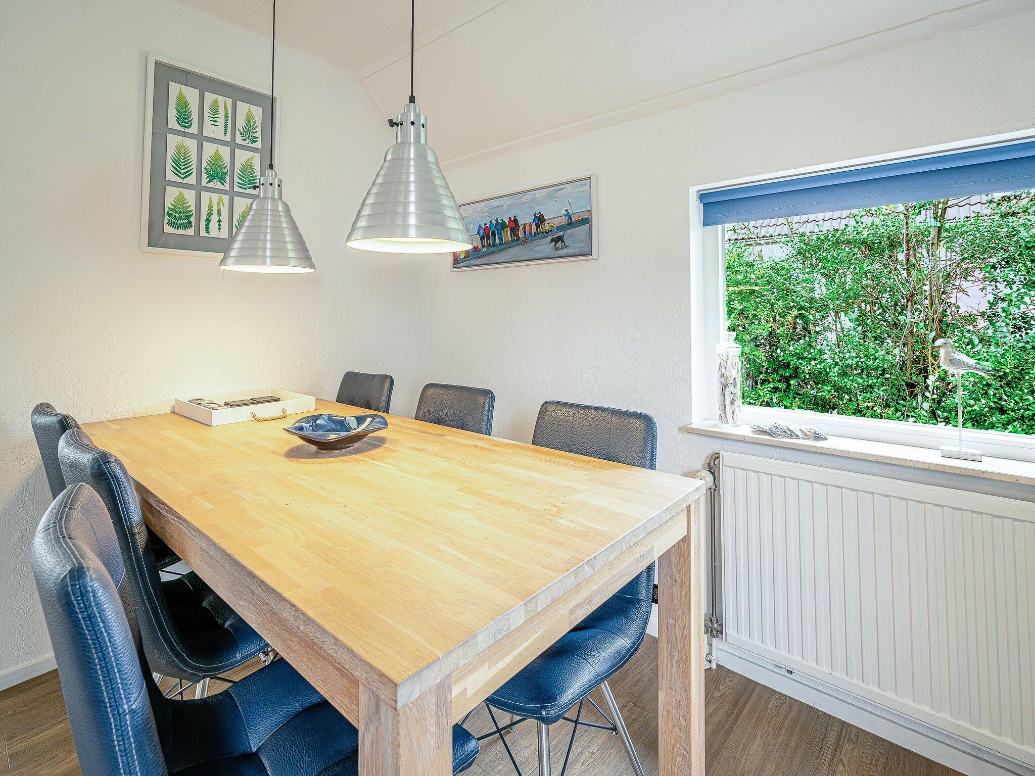 De eetkamer van Kamperfoelie 37 in De Koog