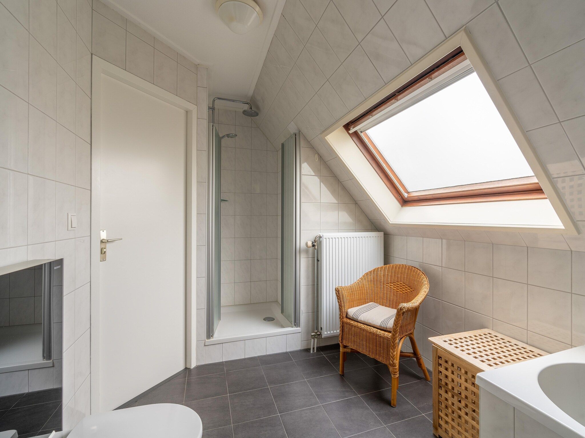 De badkamer van Kamperfoelie 37 in De Koog