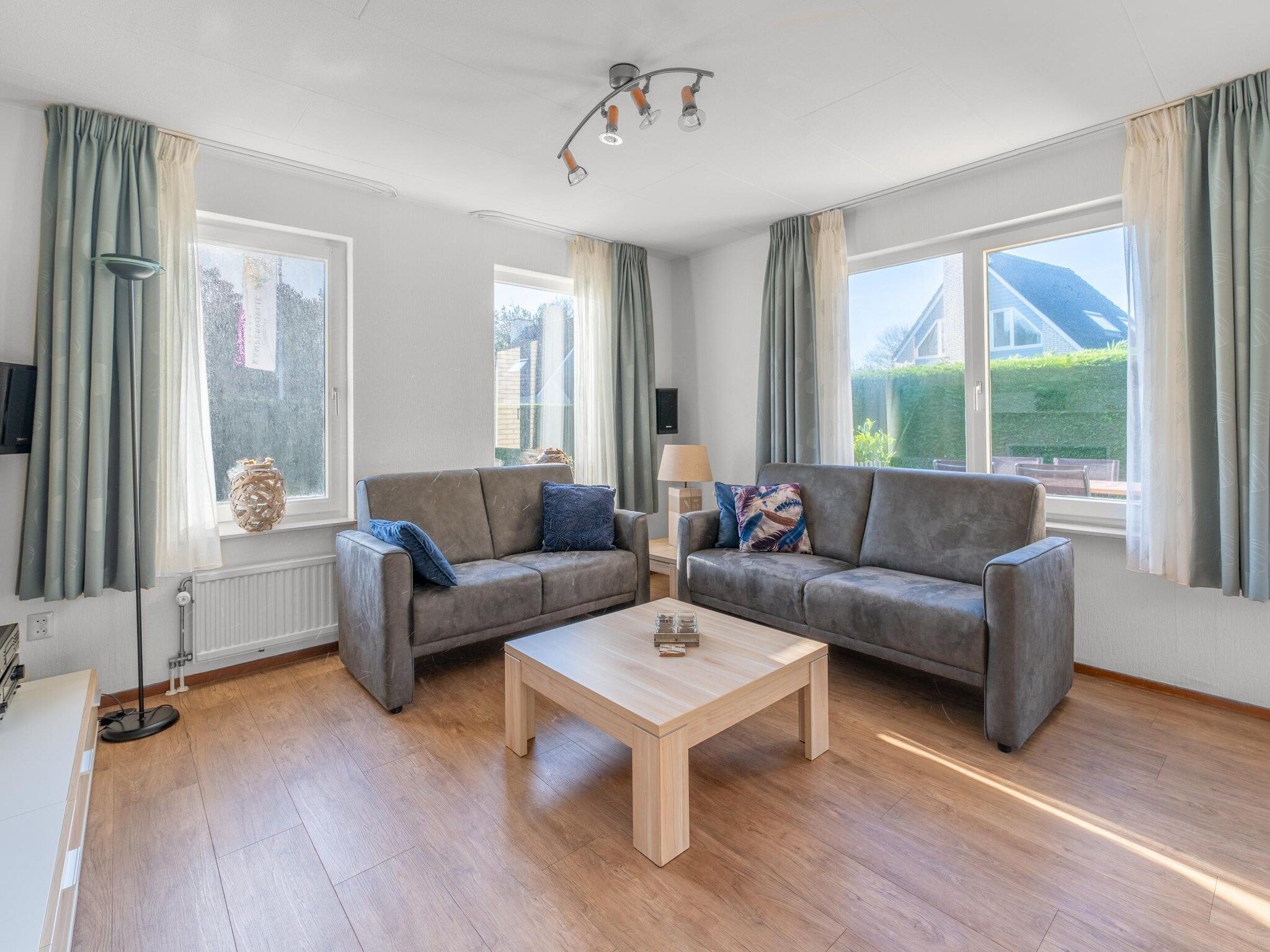 De woonkamer van Kamperfoelie 97 in De Koog