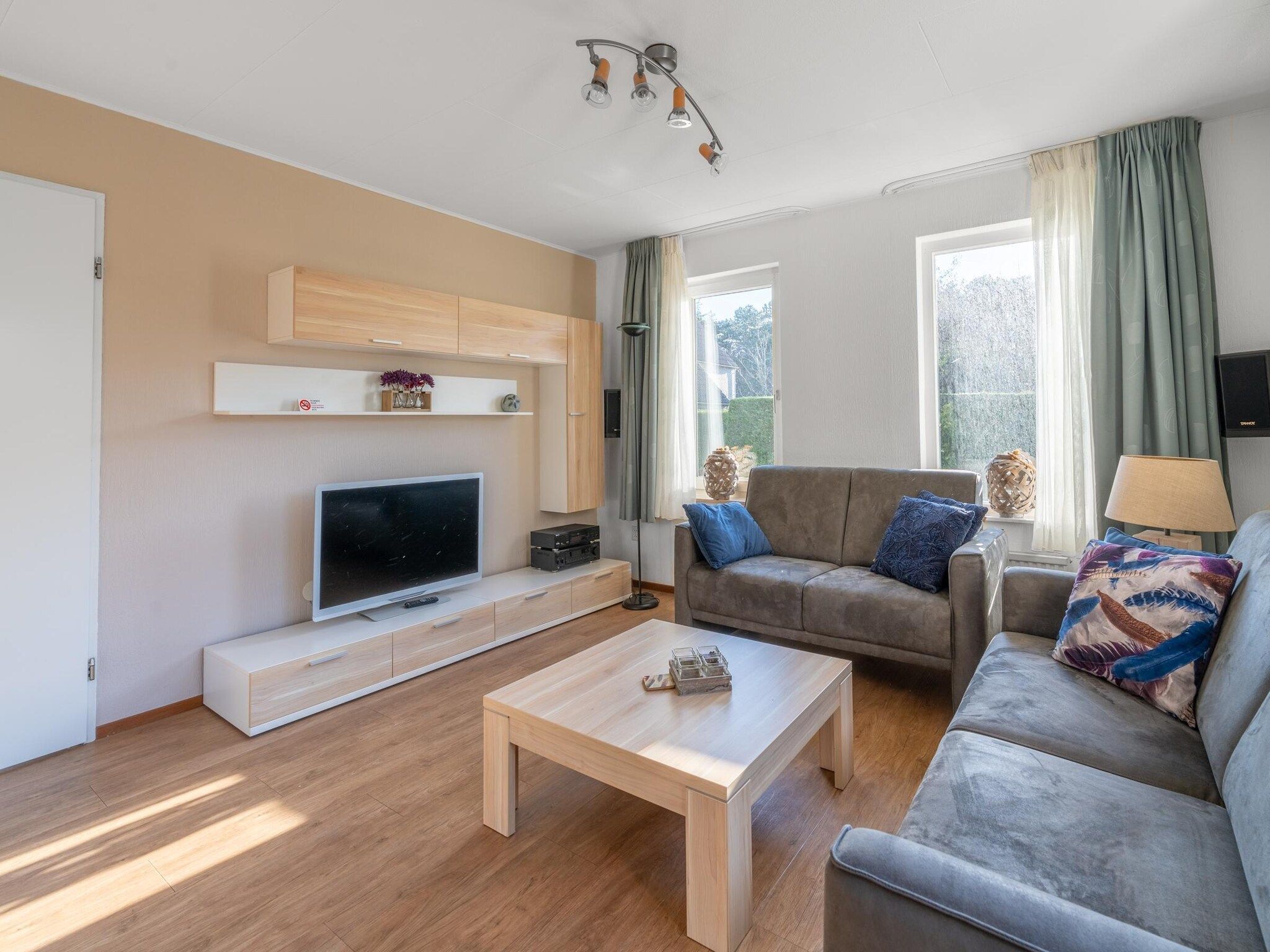 De woonkamer van Kamperfoelie 97 in De Koog