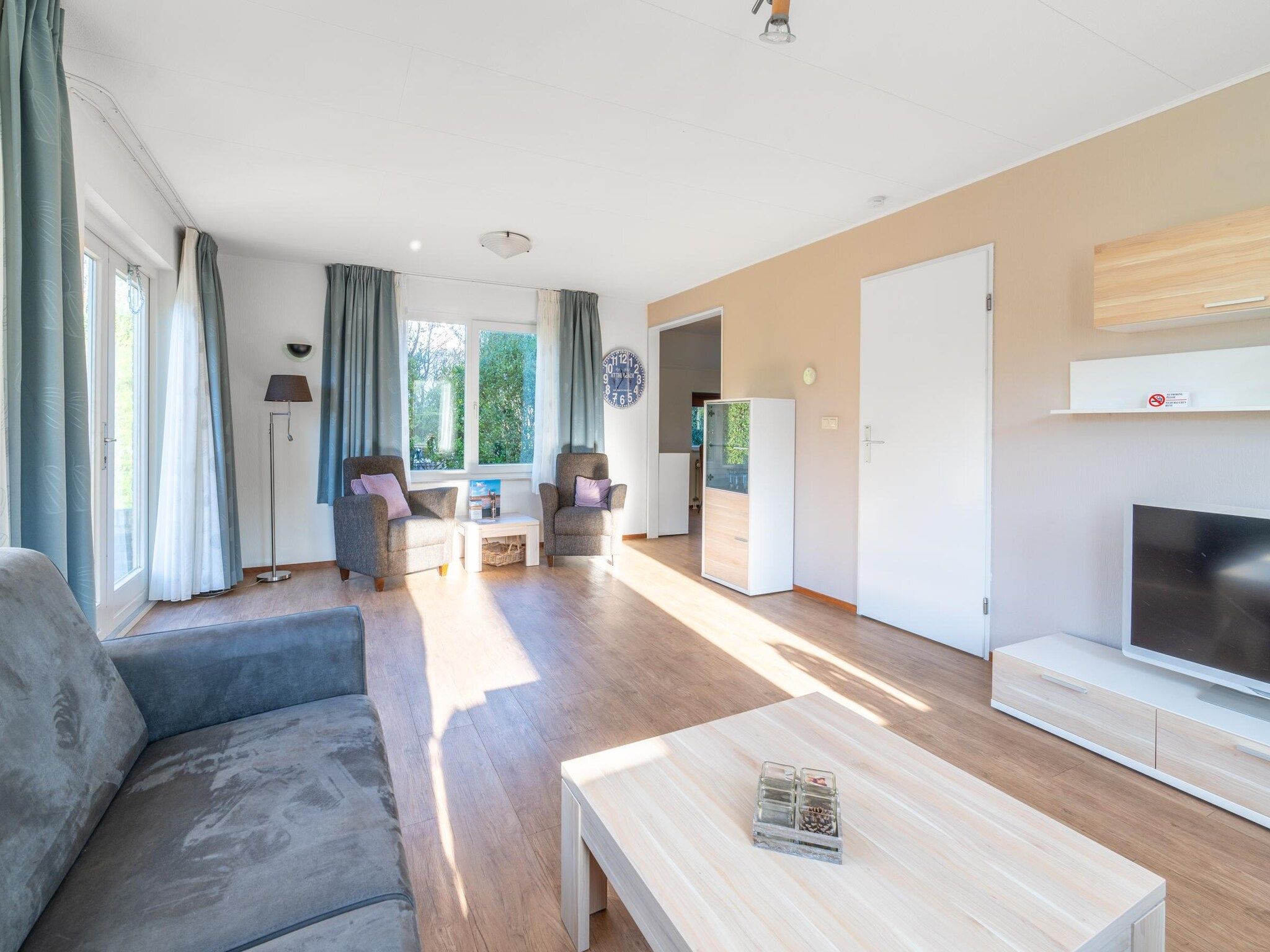 De woonkamer van Kamperfoelie 97 in De Koog