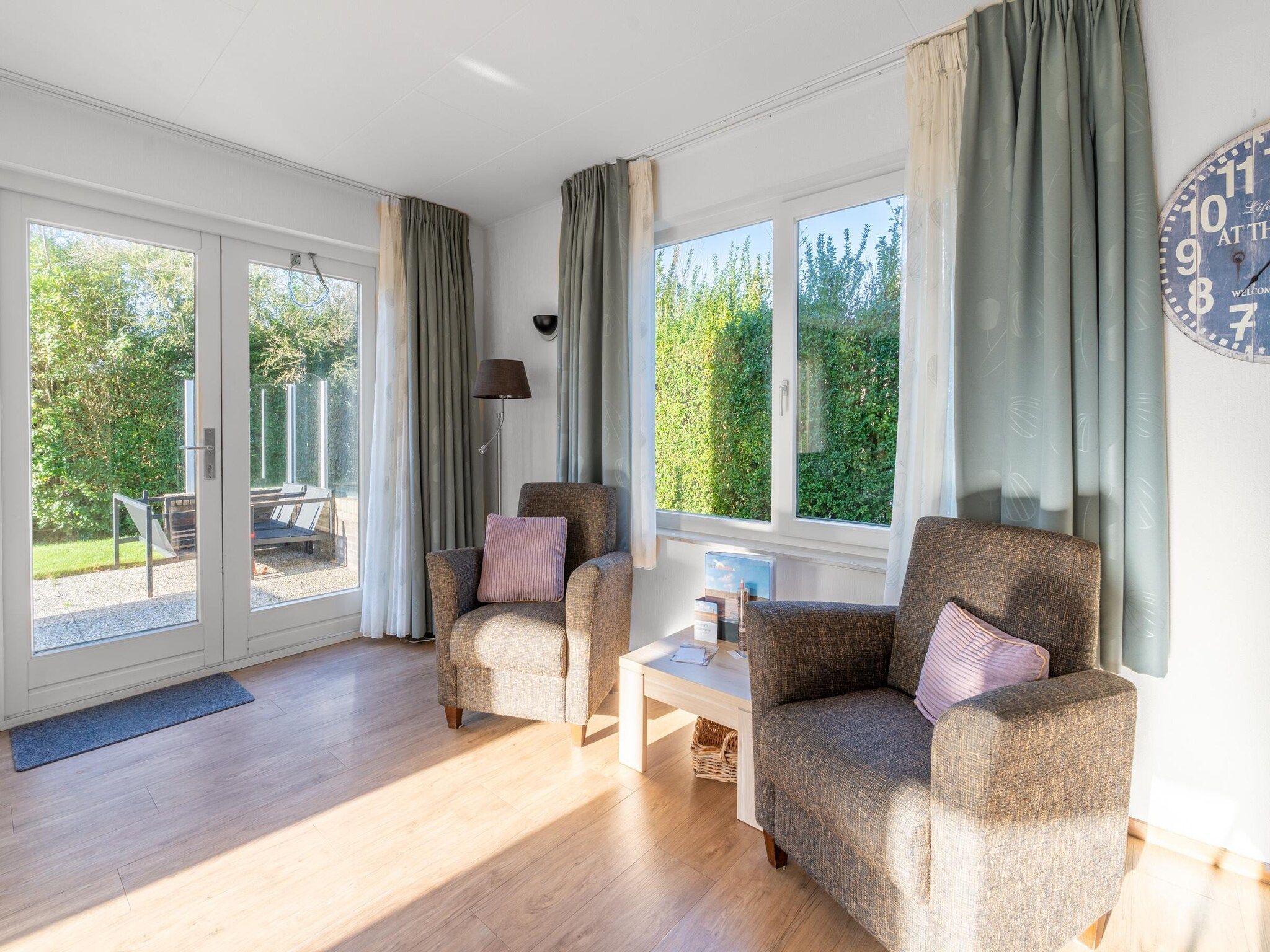 De woonkamer van Kamperfoelie 97 in De Koog