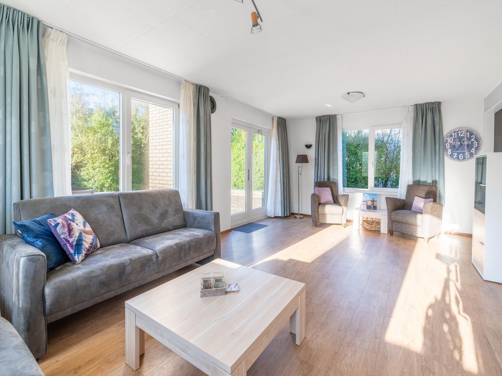 De woonkamer van Kamperfoelie 97 in De Koog