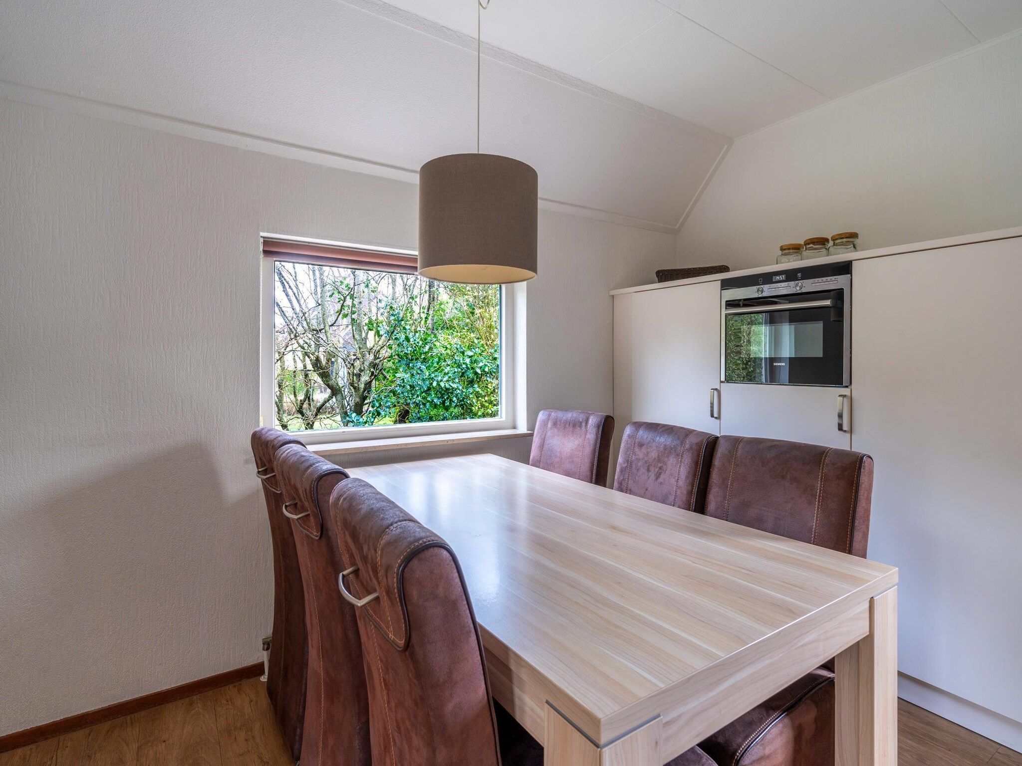 De eetkamer van Kamperfoelie 97 in De Koog