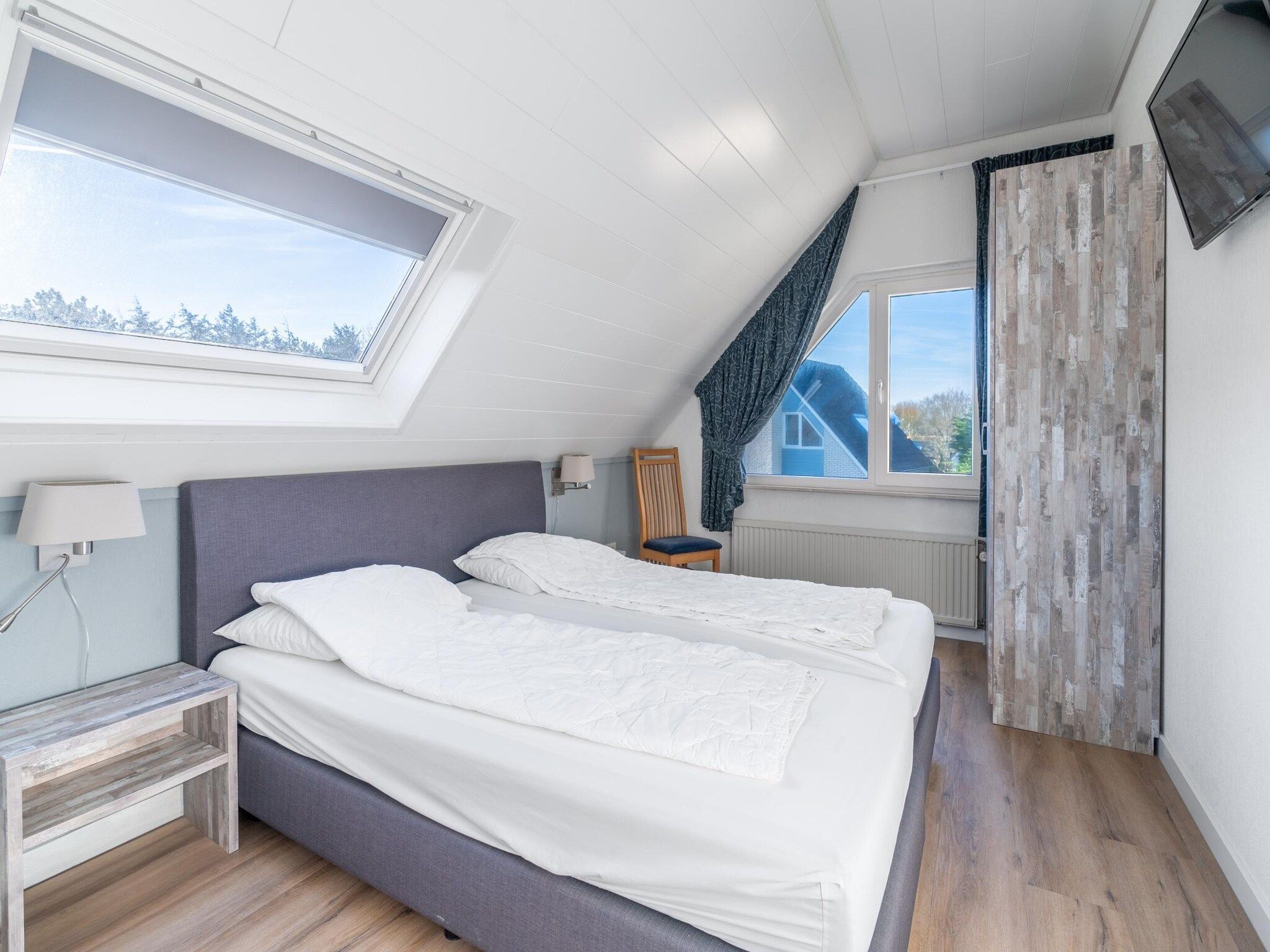 Een slaapkamer van Kamperfoelie 97 in De Koog