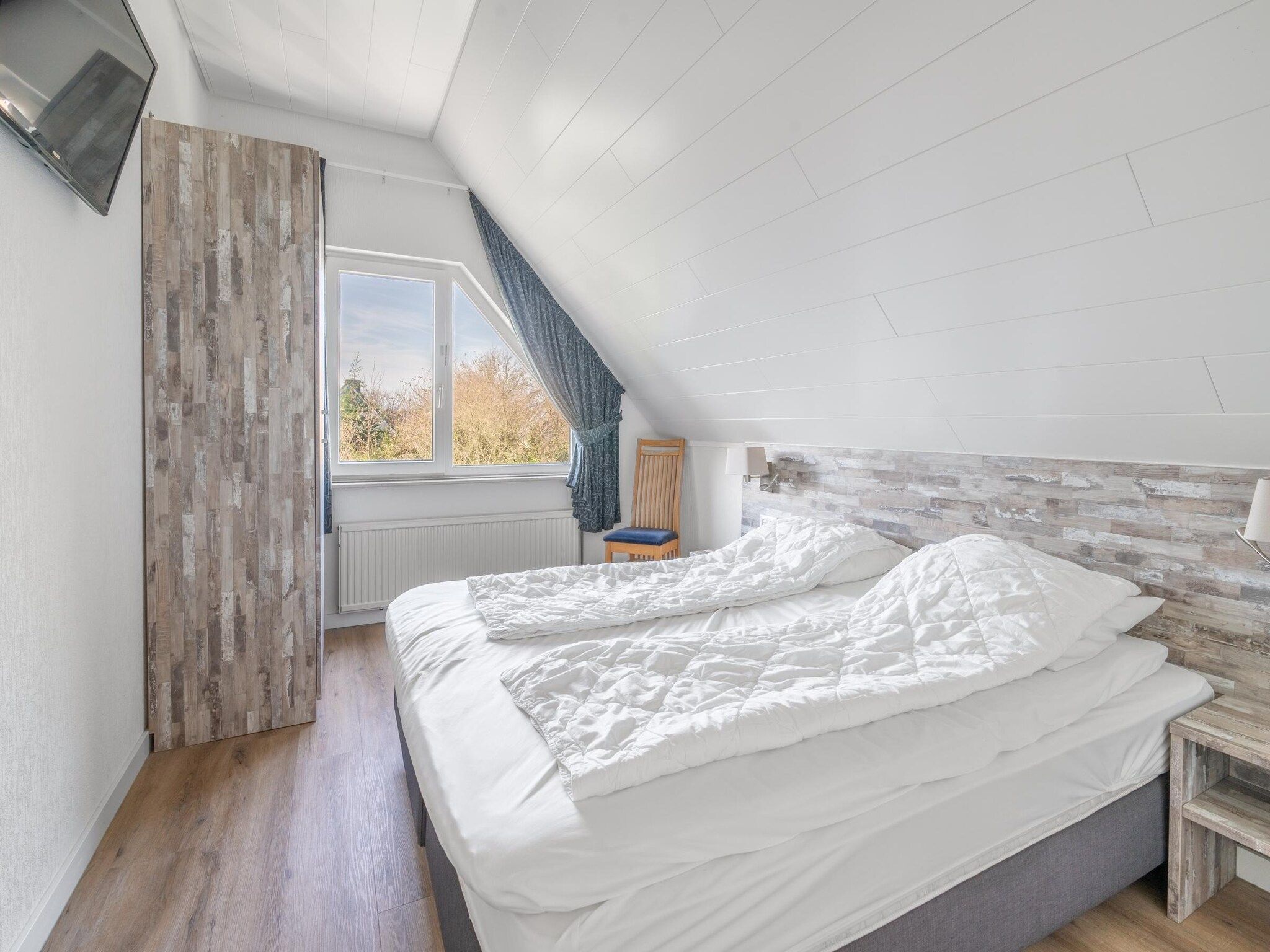 Een slaapkamer van Kamperfoelie 97 in De Koog