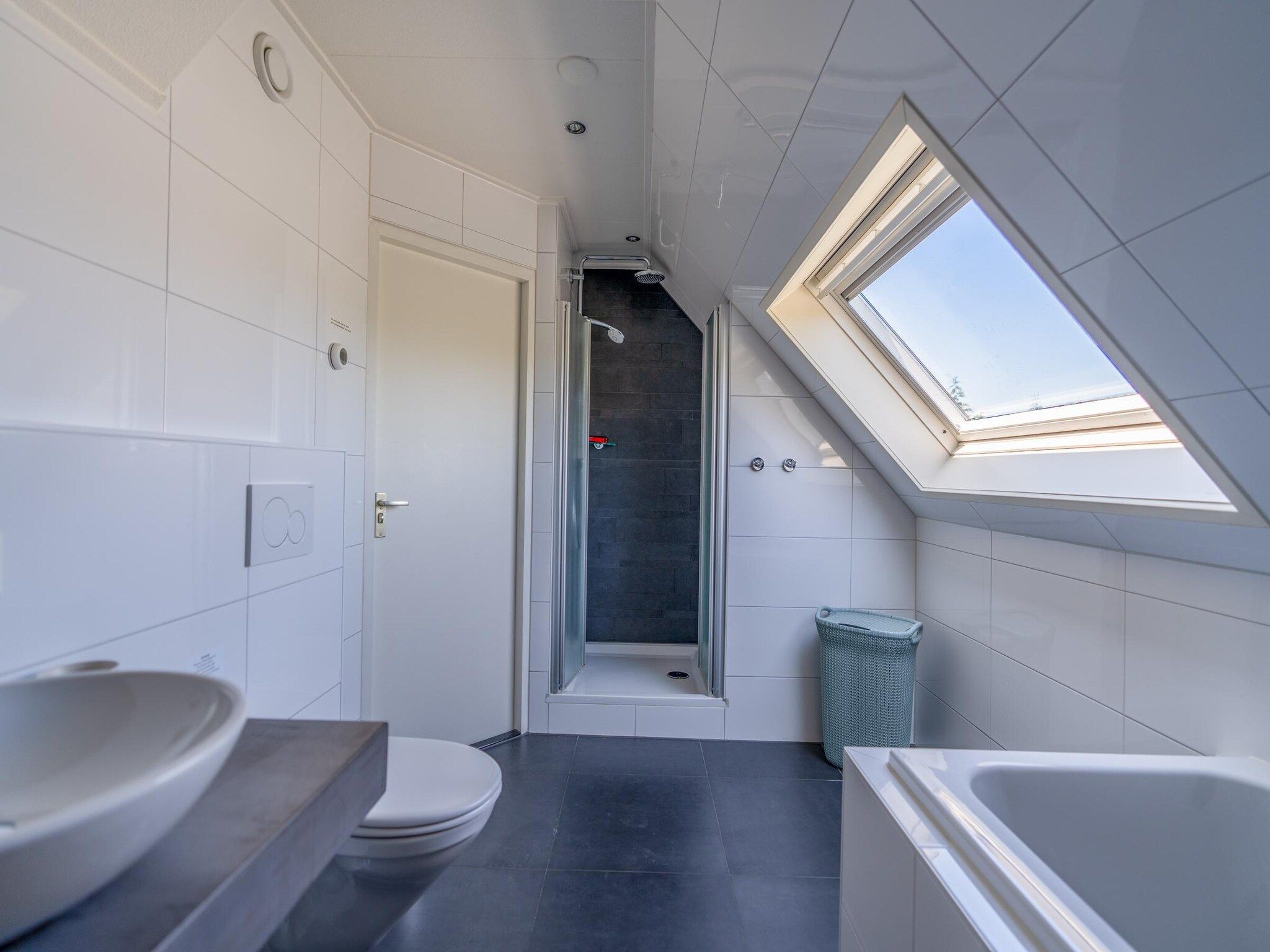 De badkamer van Kamperfoelie 97 in De Koog