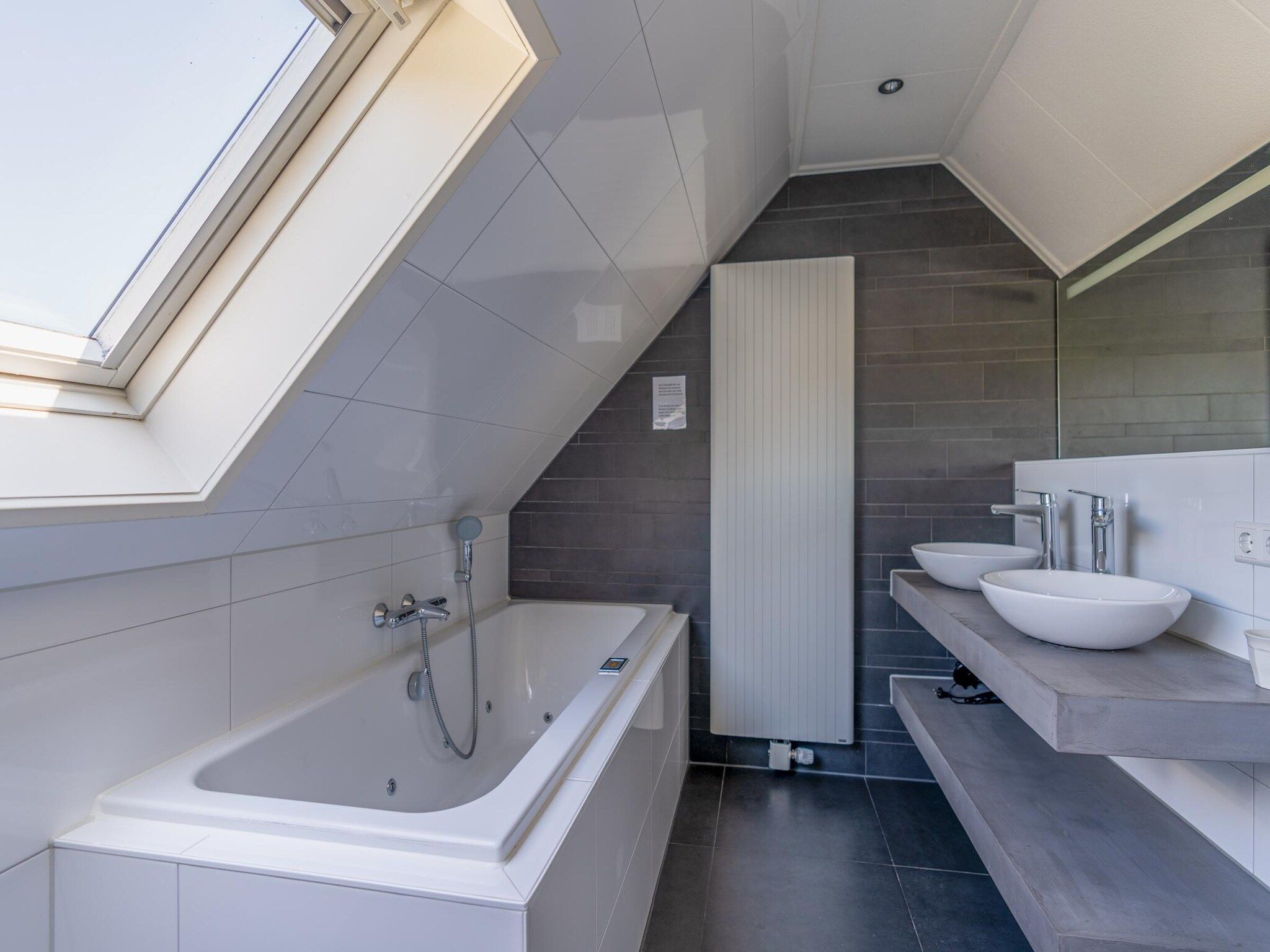 De badkamer van Kamperfoelie 97 in De Koog