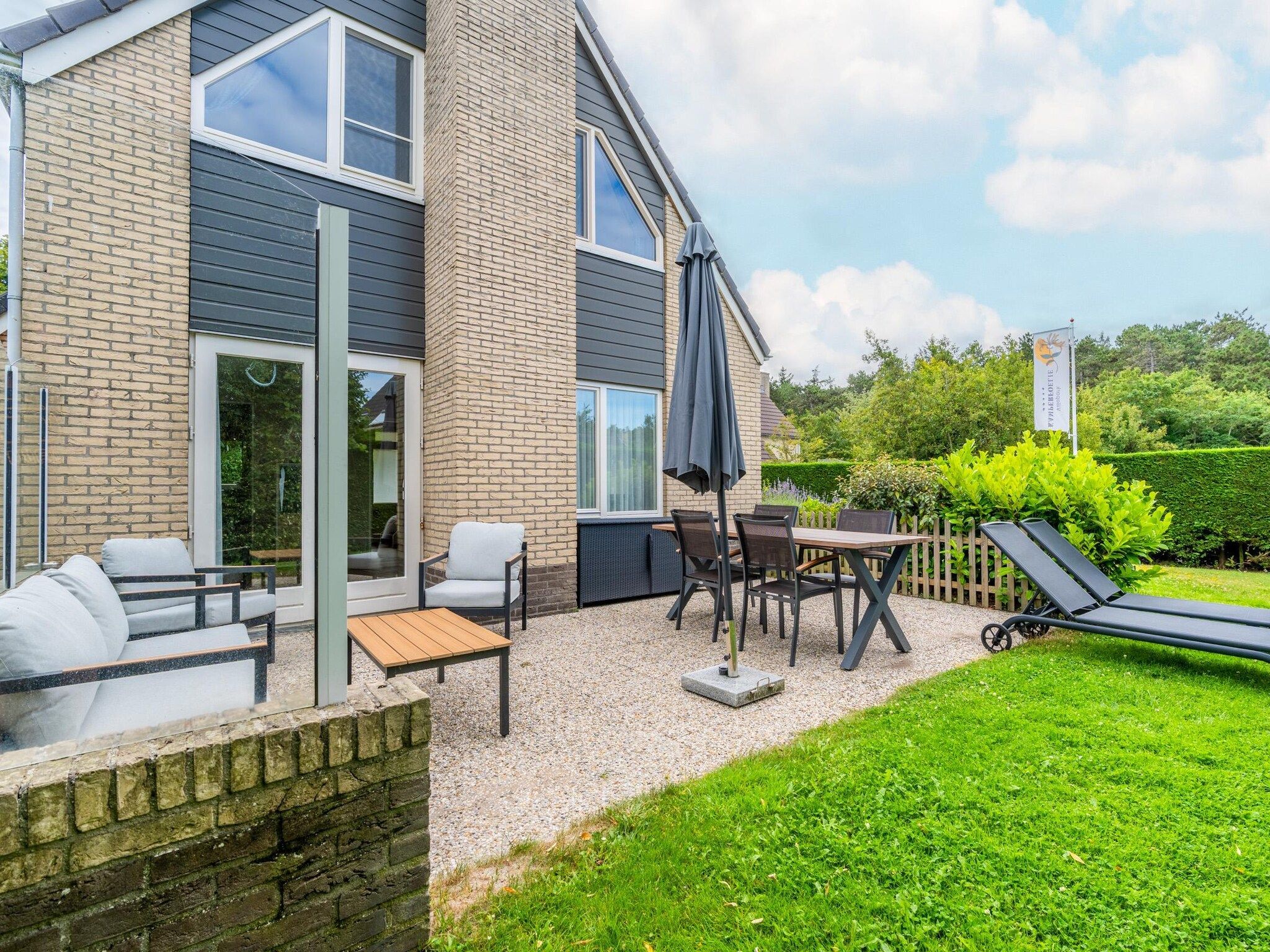 Het terras van Kamperfoelie 97 in De Koog