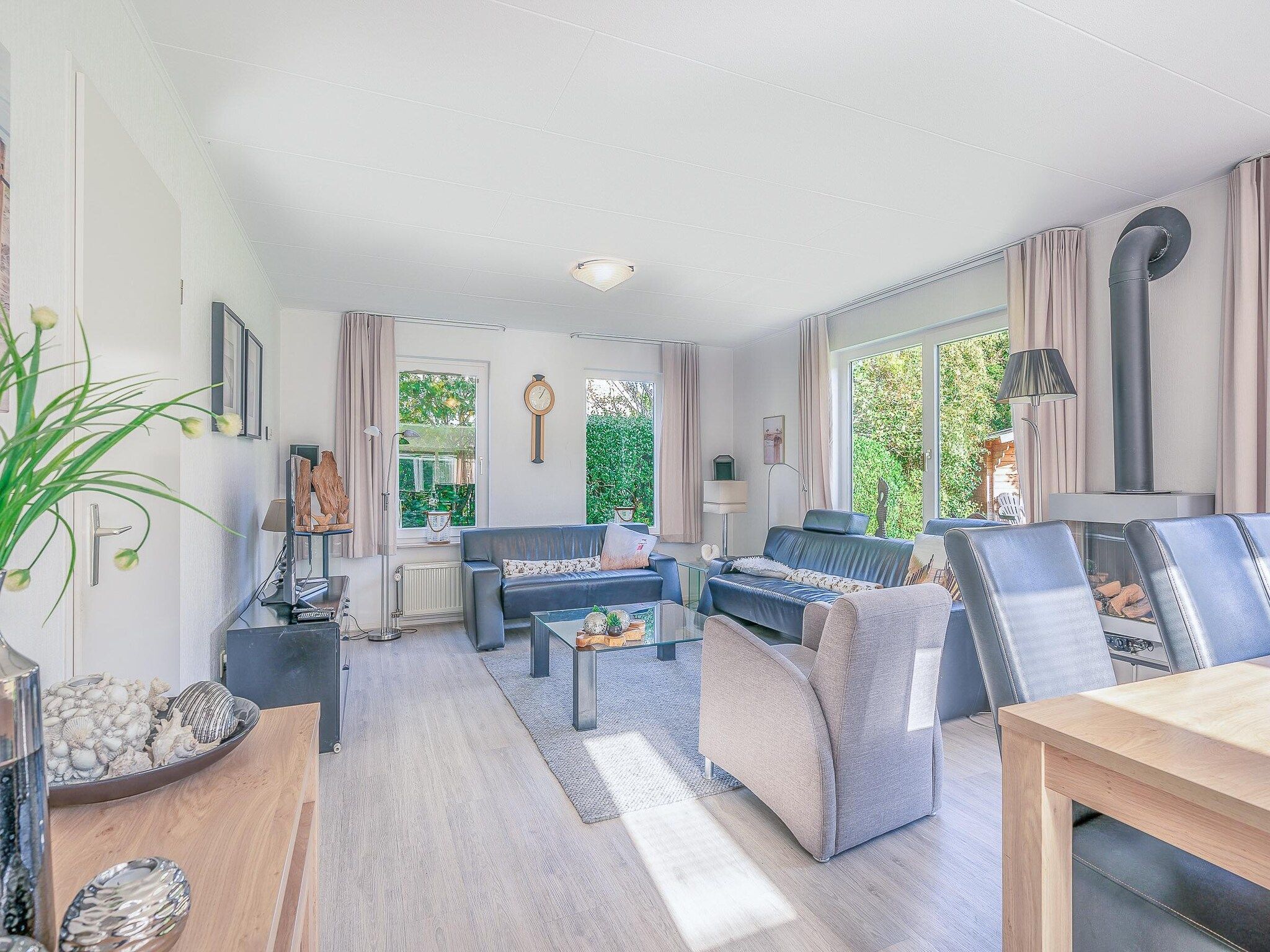 De woonkamer van Kamperfoelie 83 in De Koog