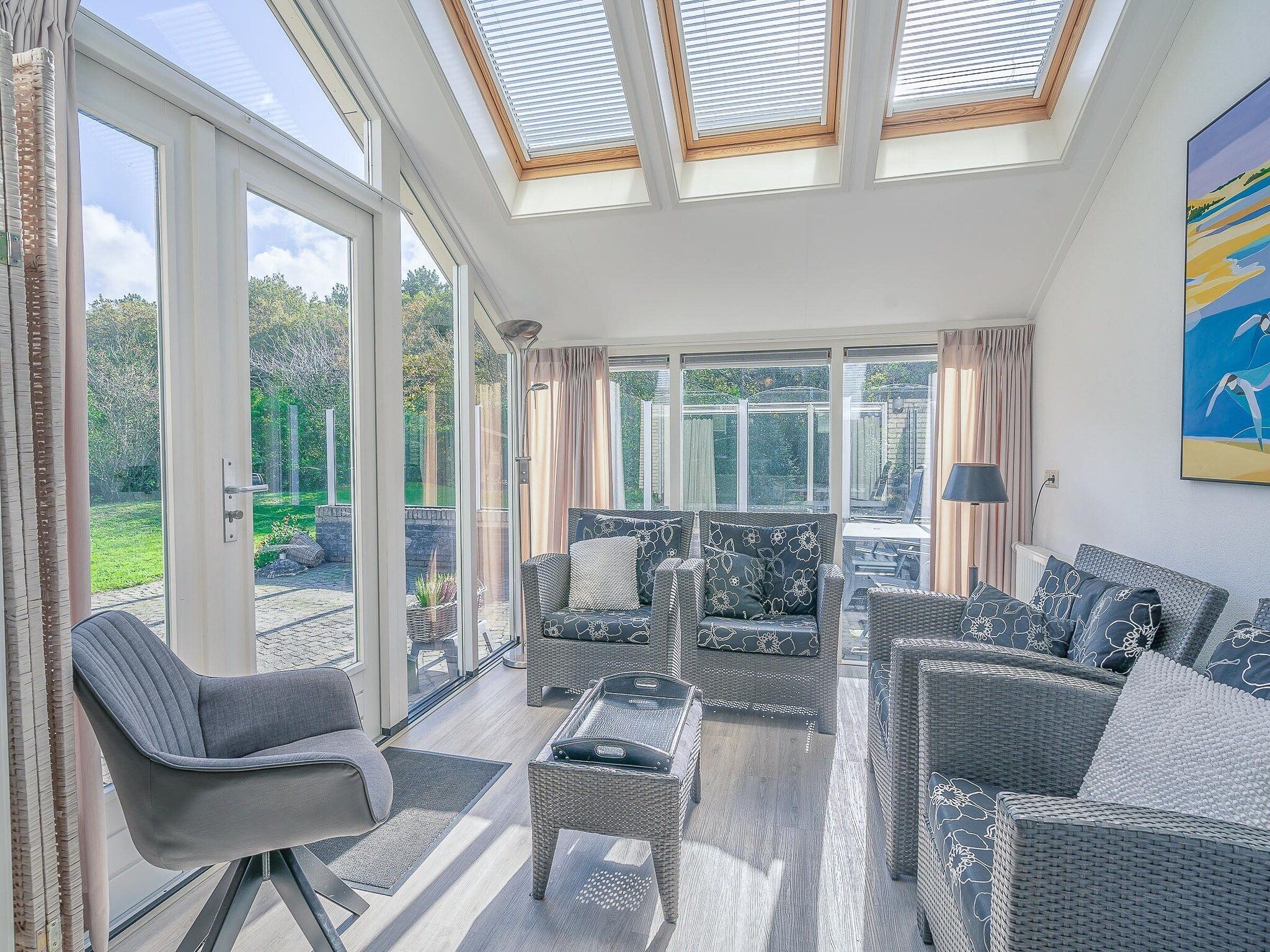 De woonkamer van Kamperfoelie 83 in De Koog