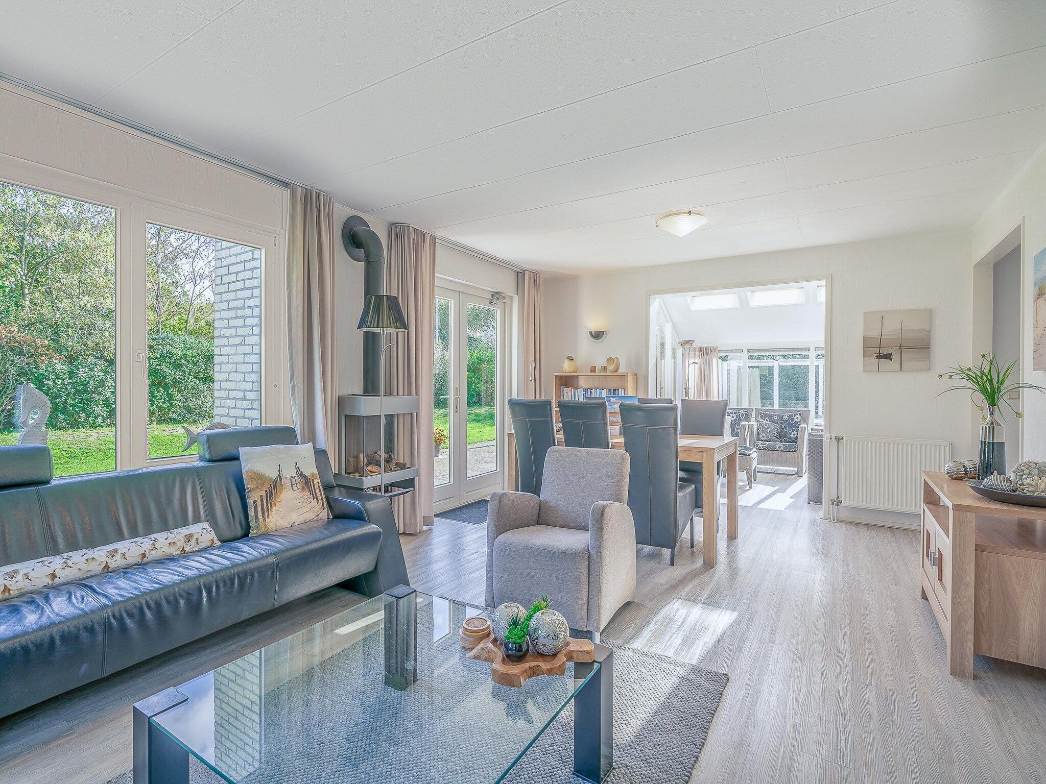 De woonkamer van Kamperfoelie 83 in De Koog