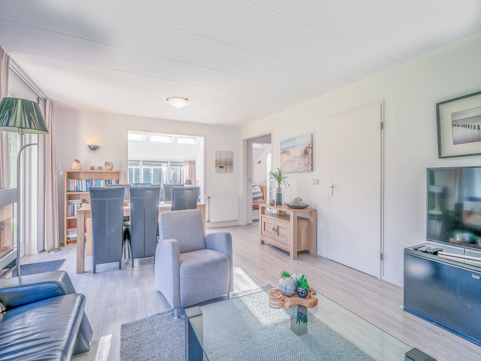 De woonkamer van Kamperfoelie 83 in De Koog