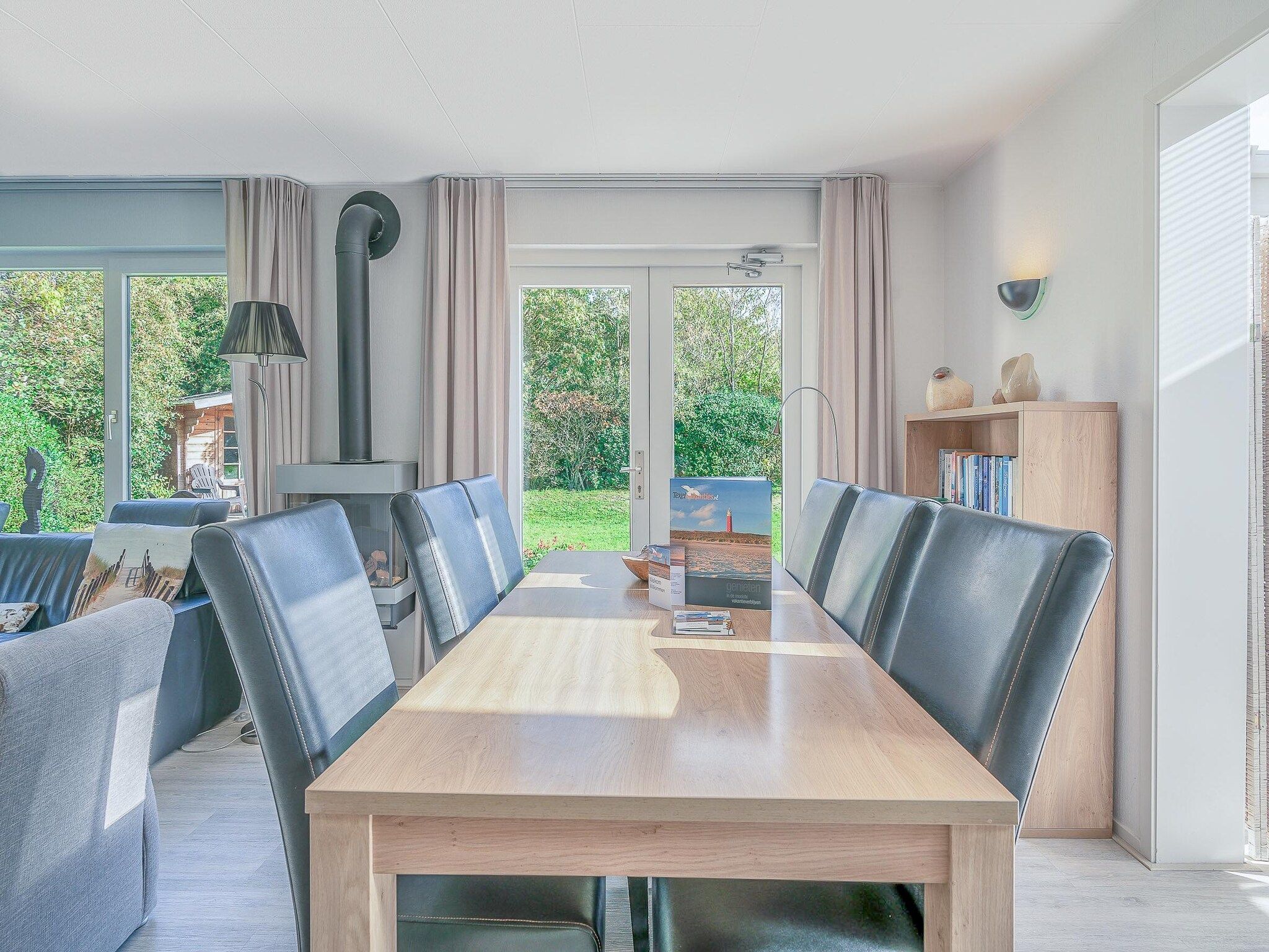 De woonkamer van Kamperfoelie 83 in De Koog