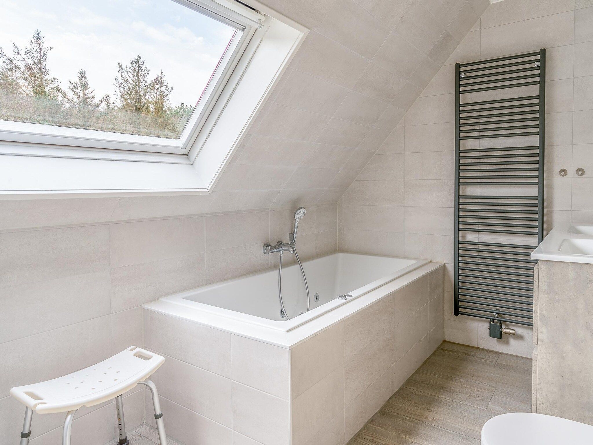 De badkamer van Kamperfoelie 83 in De Koog