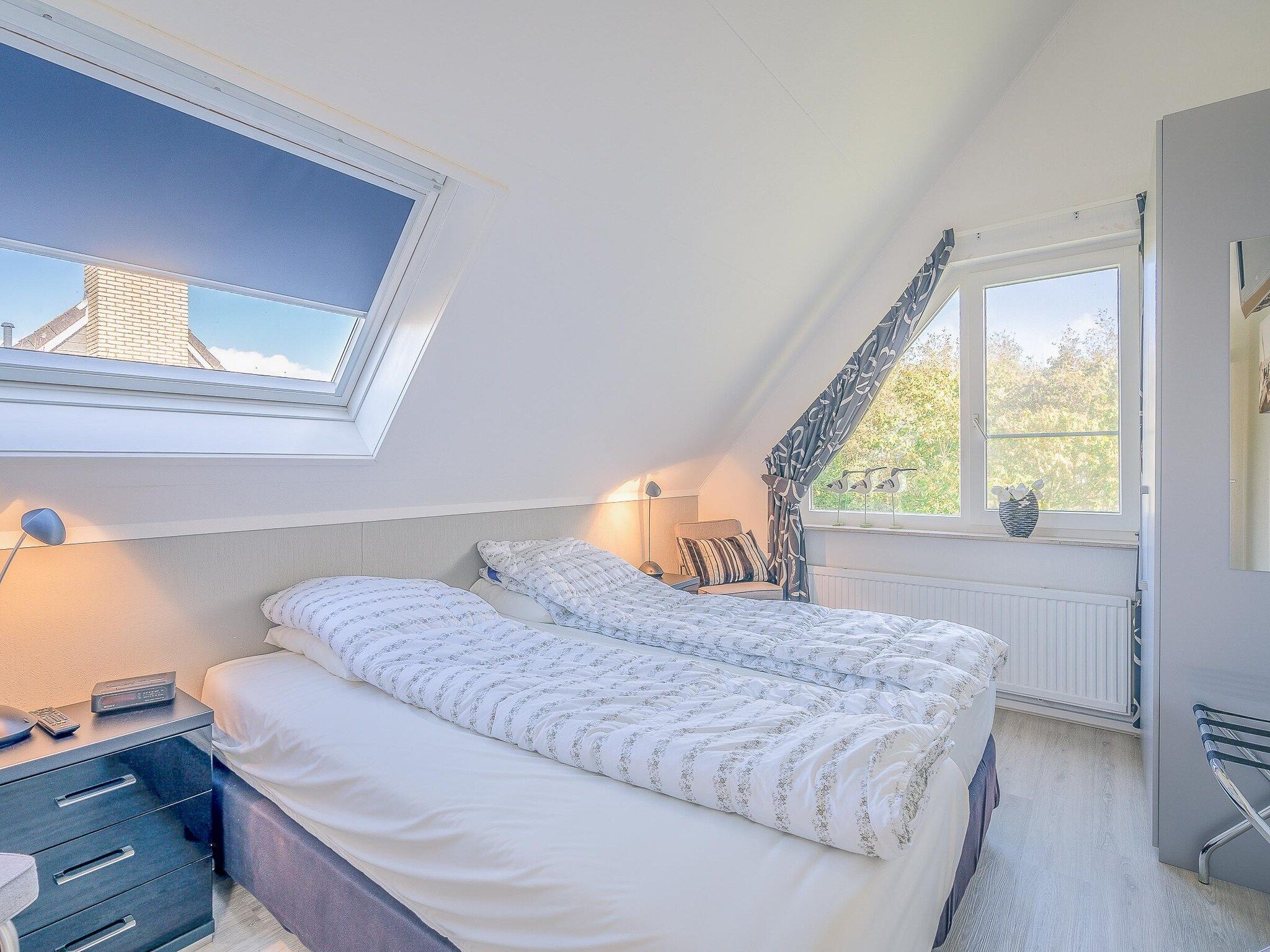 Een slaapkamer van Kamperfoelie 83 in De Koog