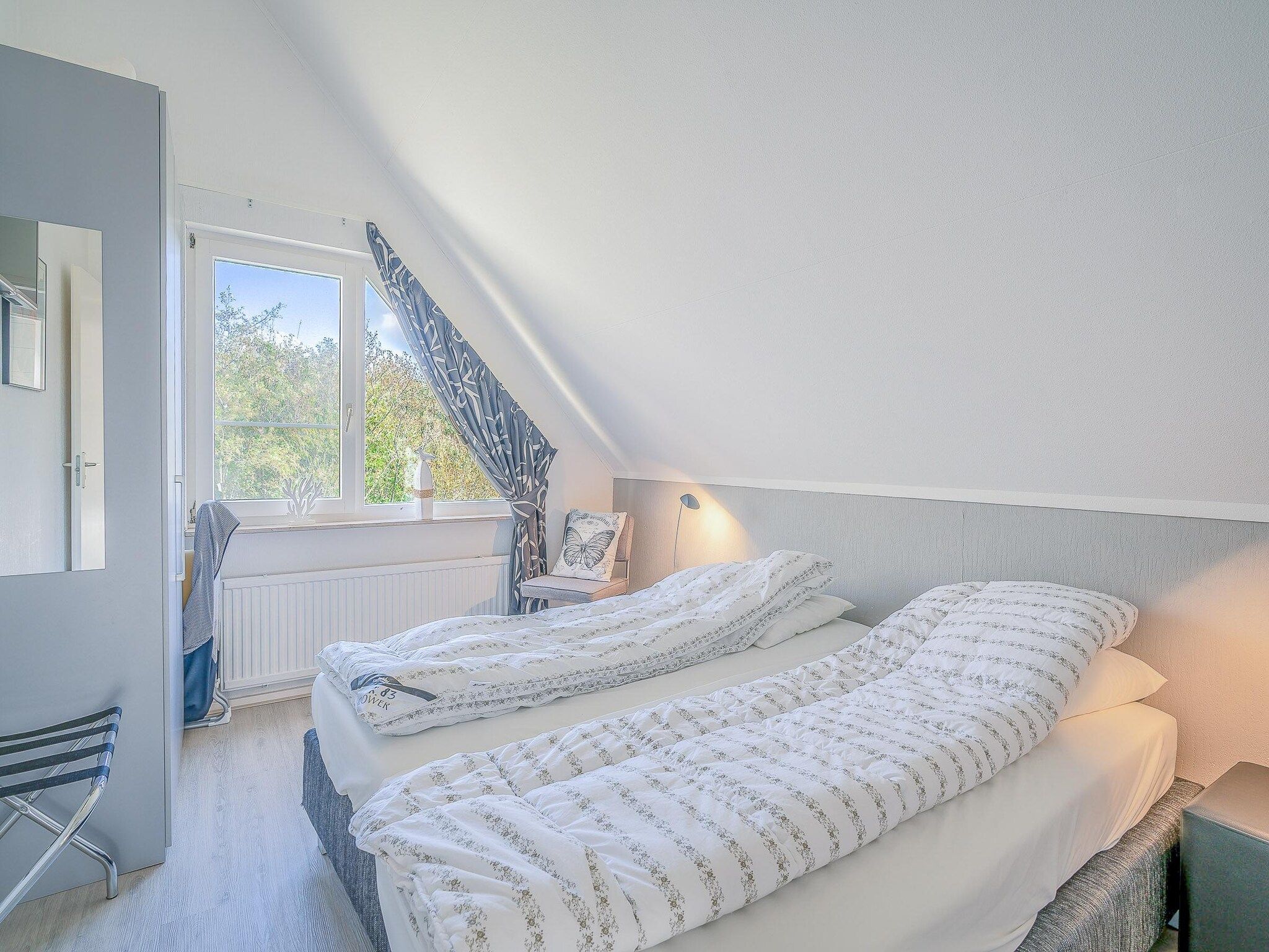 Een slaapkamer van Kamperfoelie 83 in De Koog