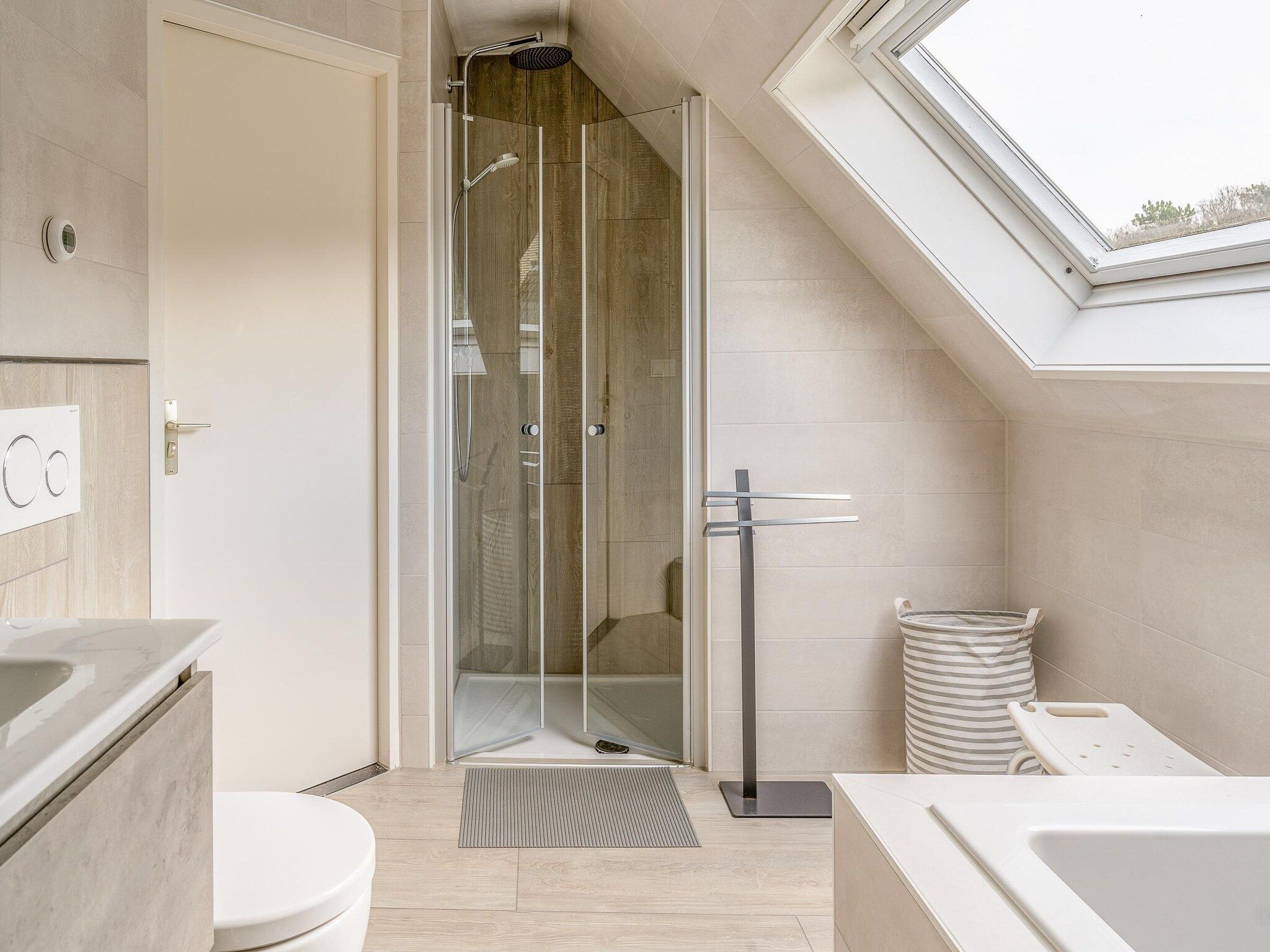 De badkamer van Kamperfoelie 83 in De Koog