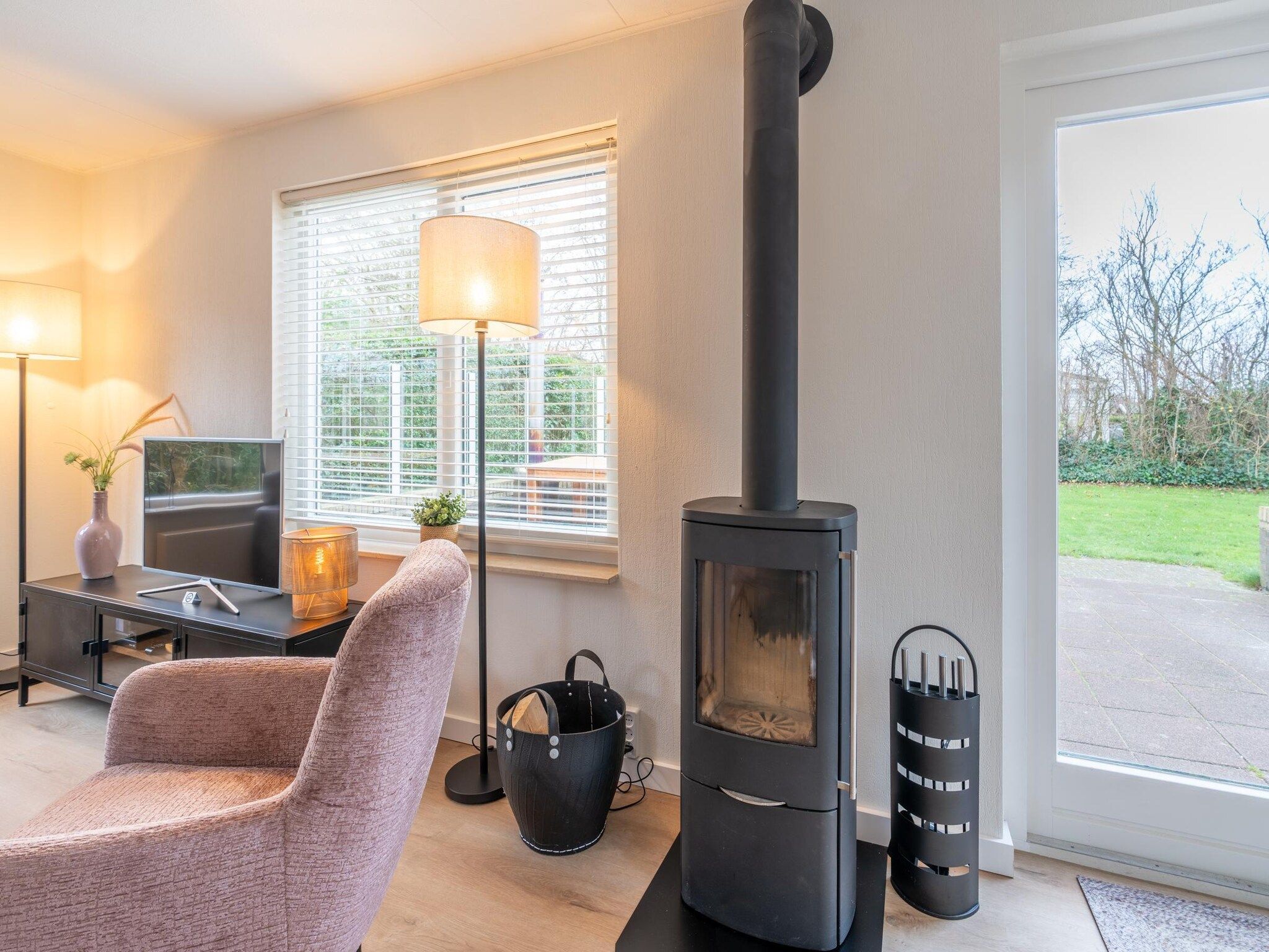 De woonkamer van Kamperfoelie 33 in De Koog