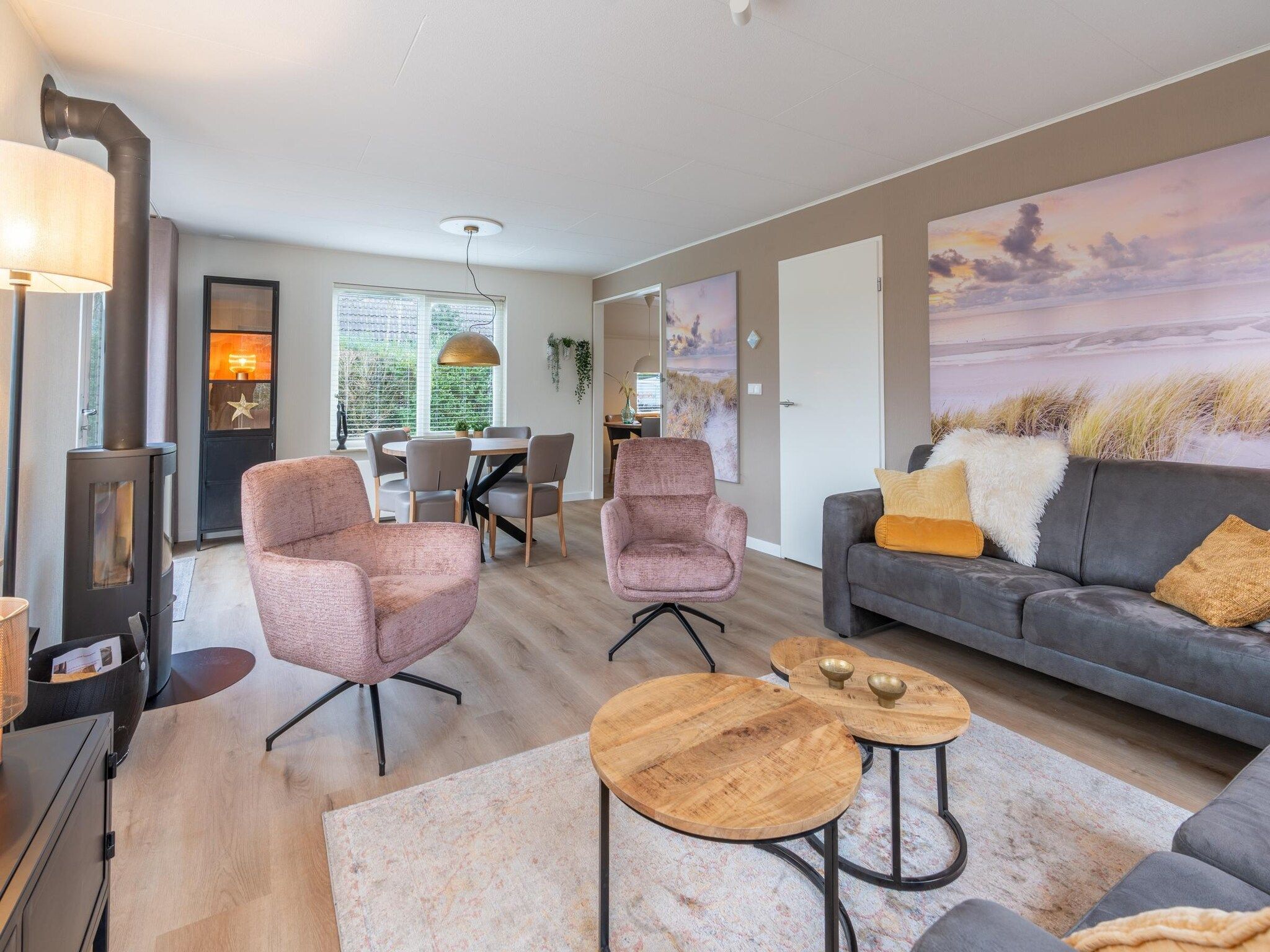 De woonkamer van Kamperfoelie 33 in De Koog