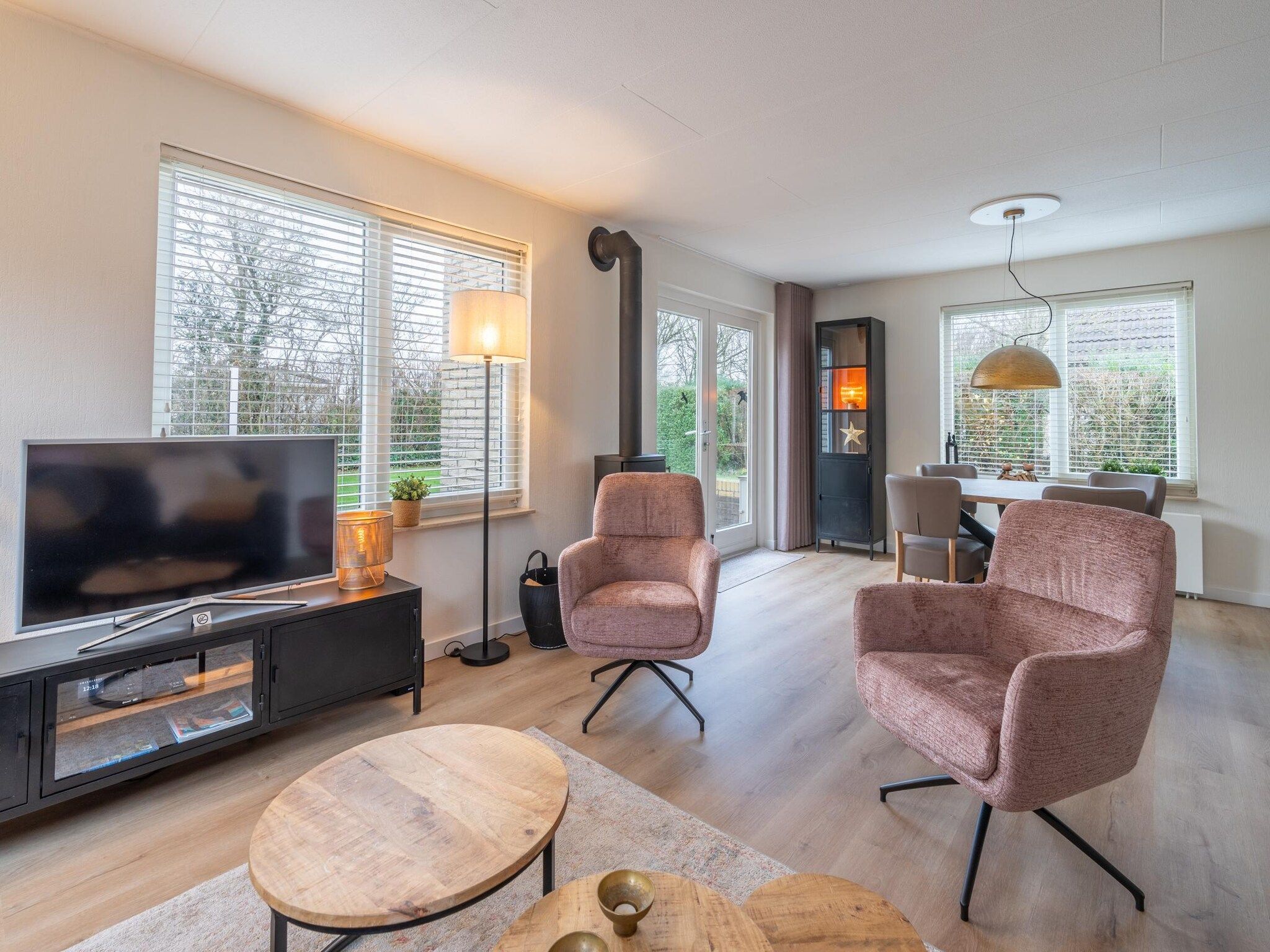 De woonkamer van Kamperfoelie 33 in De Koog