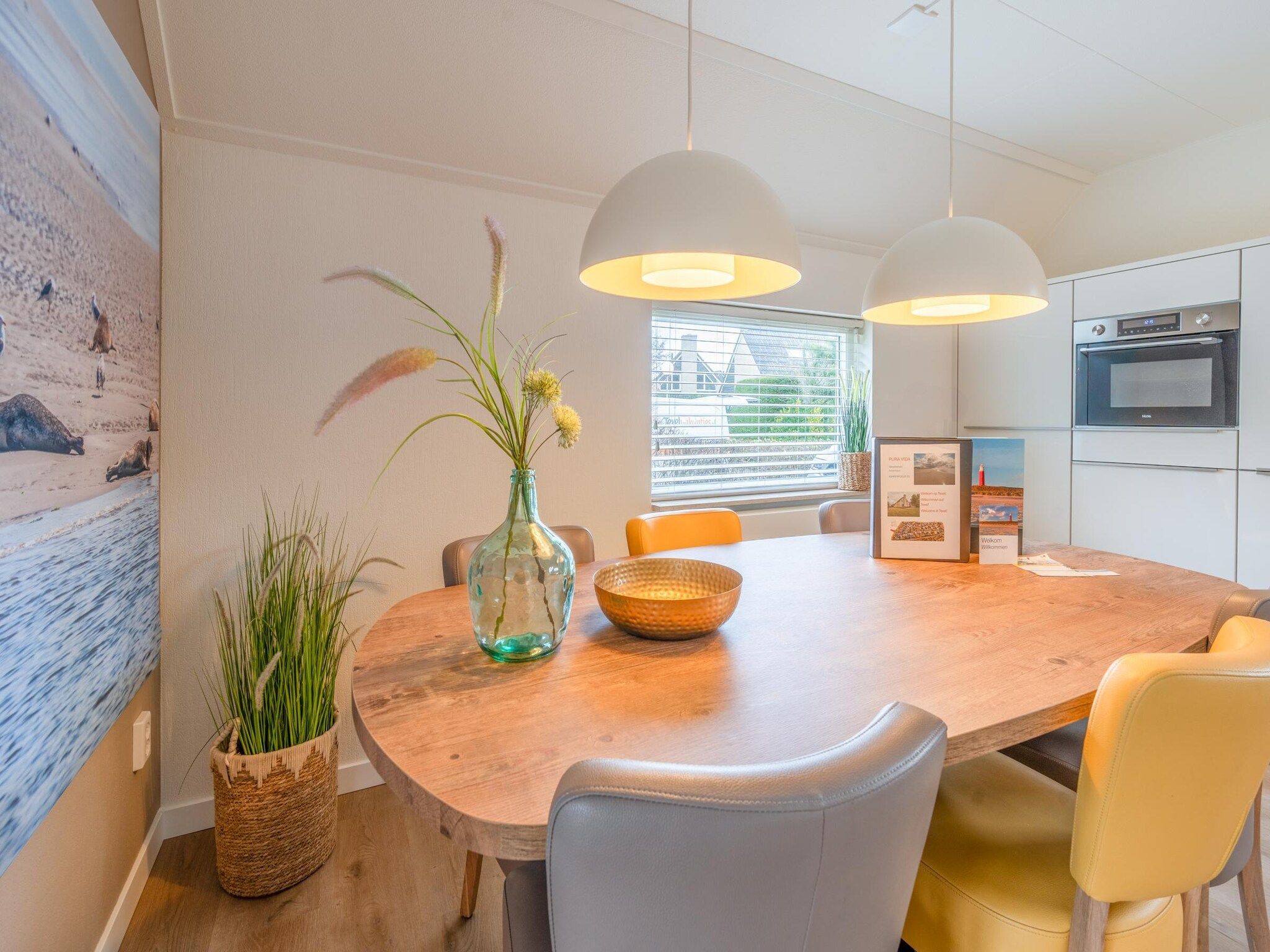 De eetkamer van Kamperfoelie 33 in De Koog