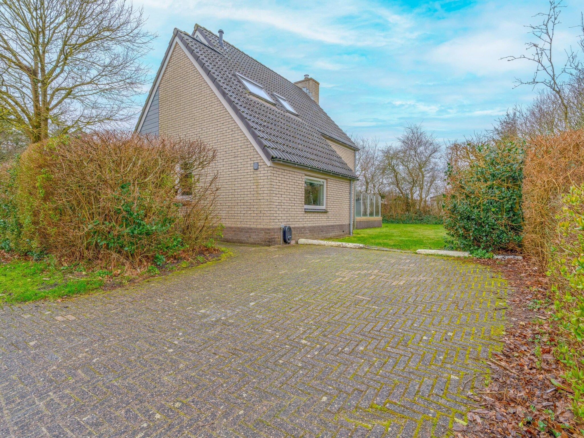 De buitenkant van Kamperfoelie 33 in De Koog