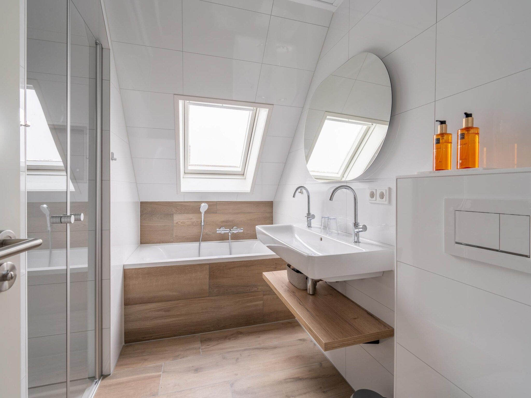 De badkamer van Kamperfoelie 33 in De Koog