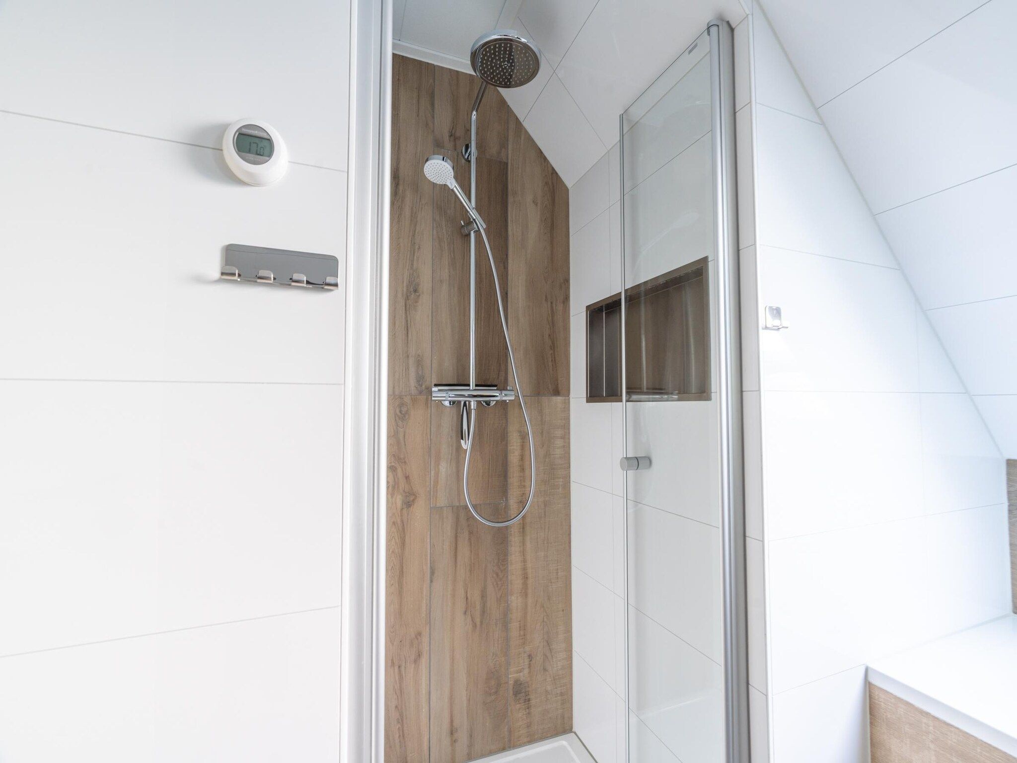 De badkamer van Kamperfoelie 33 in De Koog