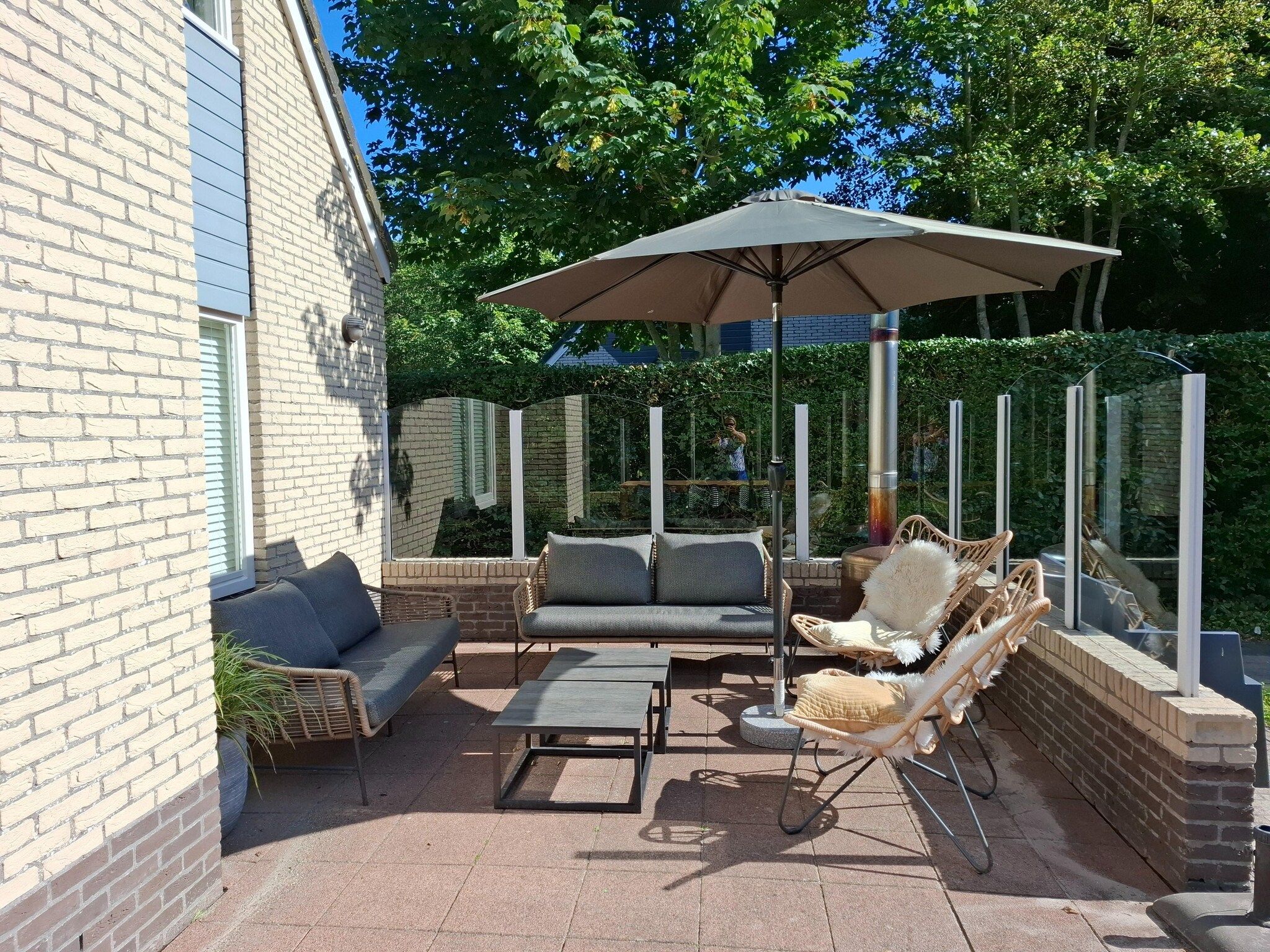 Het terras van Kamperfoelie 33 in De Koog