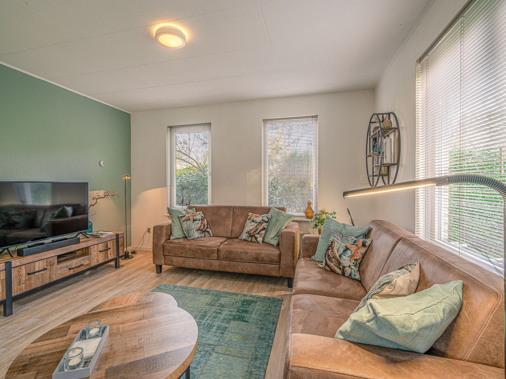 De woonkamer van Kamperfoelie 27 in De Koog