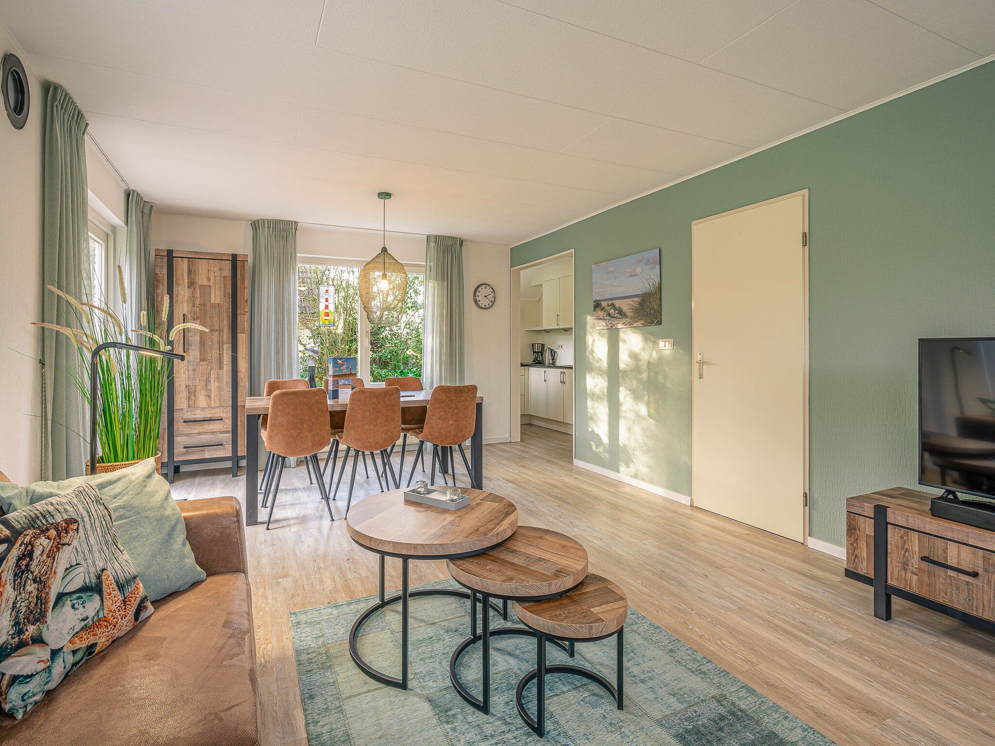 De woonkamer van Kamperfoelie 27 in De Koog