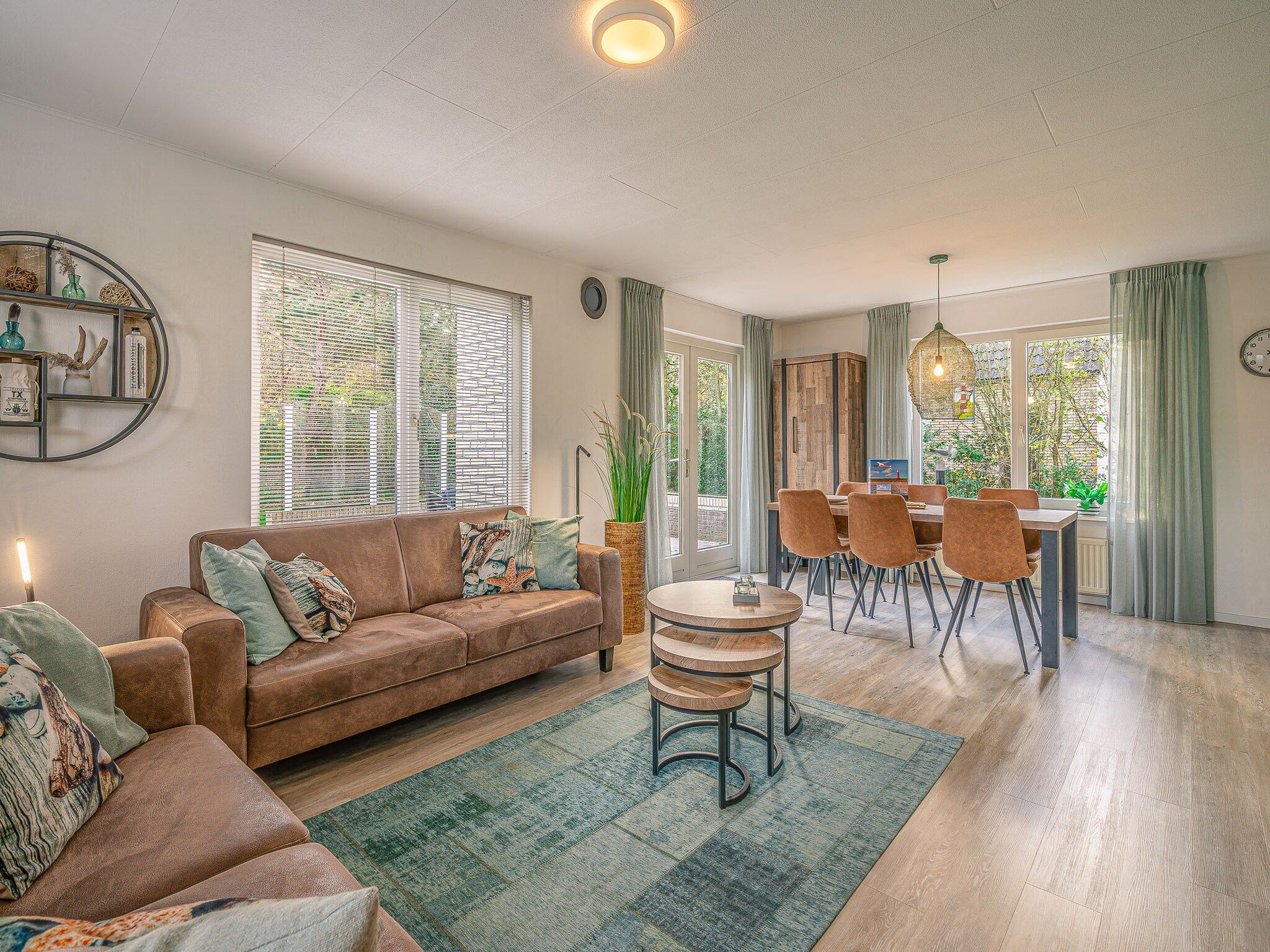 De woonkamer van Kamperfoelie 27 in De Koog