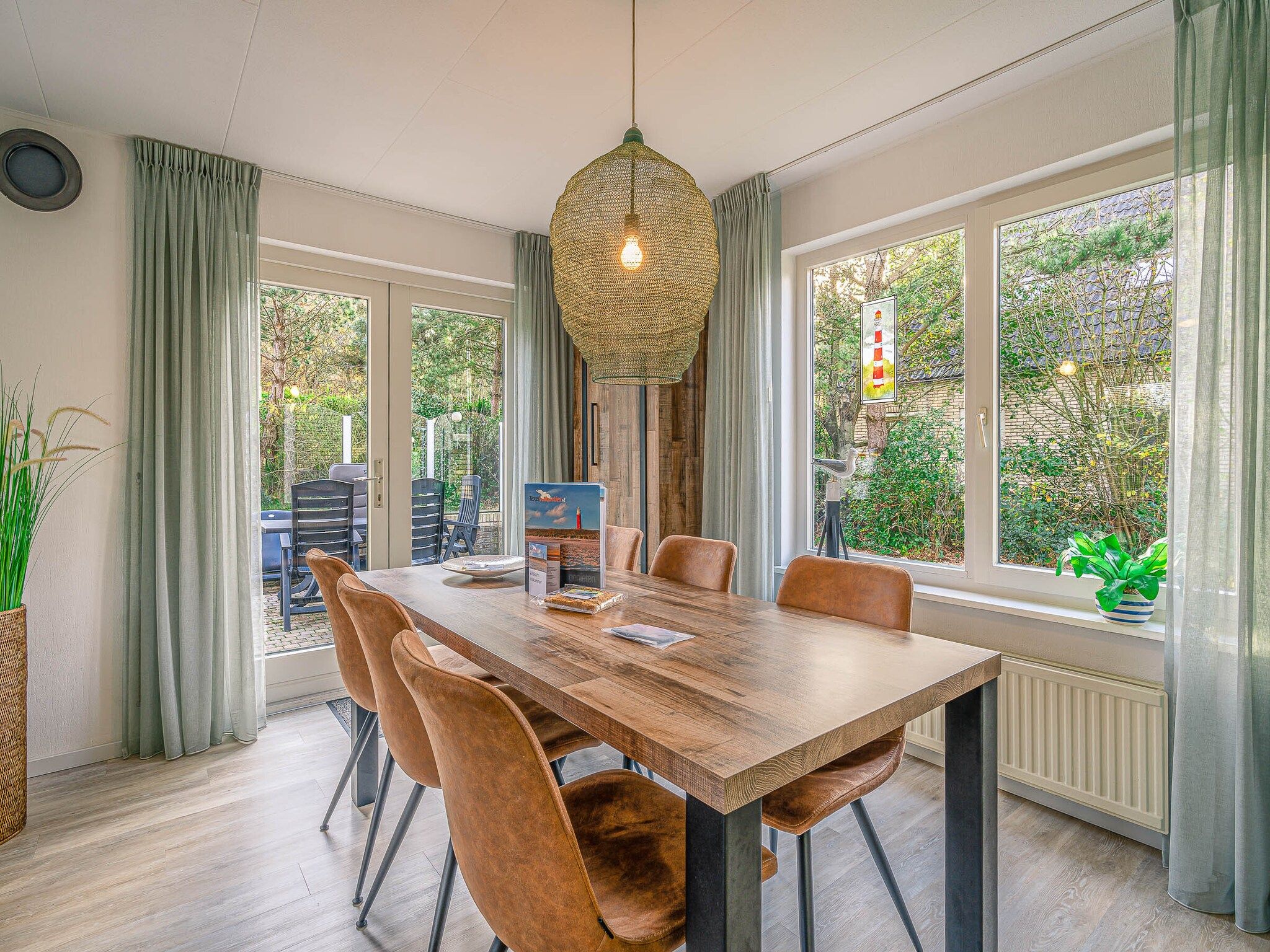 De woonkamer van Kamperfoelie 27 in De Koog