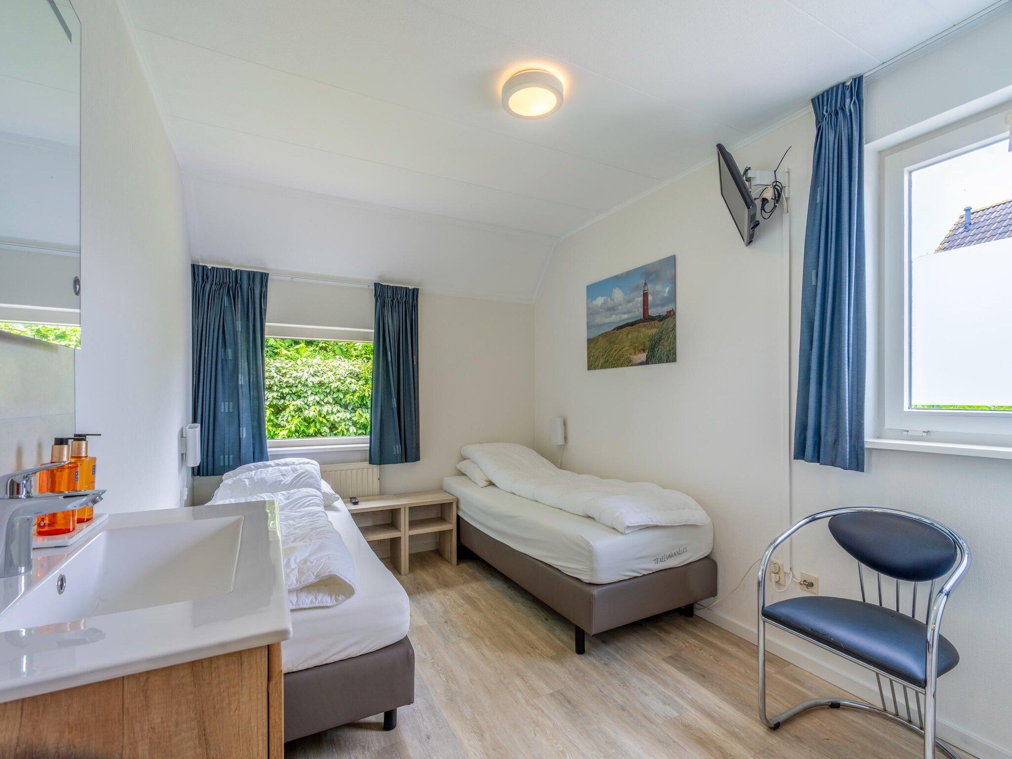 Een slaapkamer van Kamperfoelie 27 in De Koog