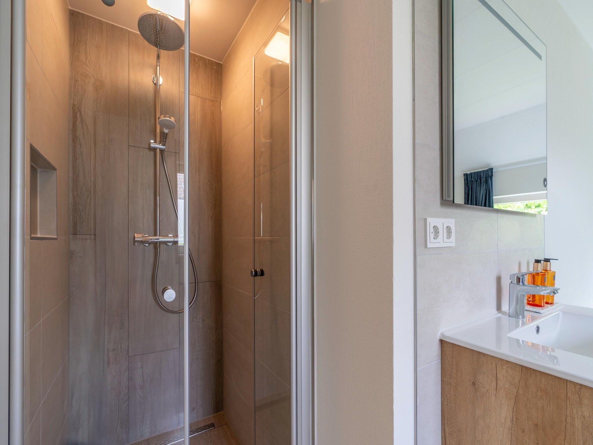 De badkamer van Kamperfoelie 27 in De Koog