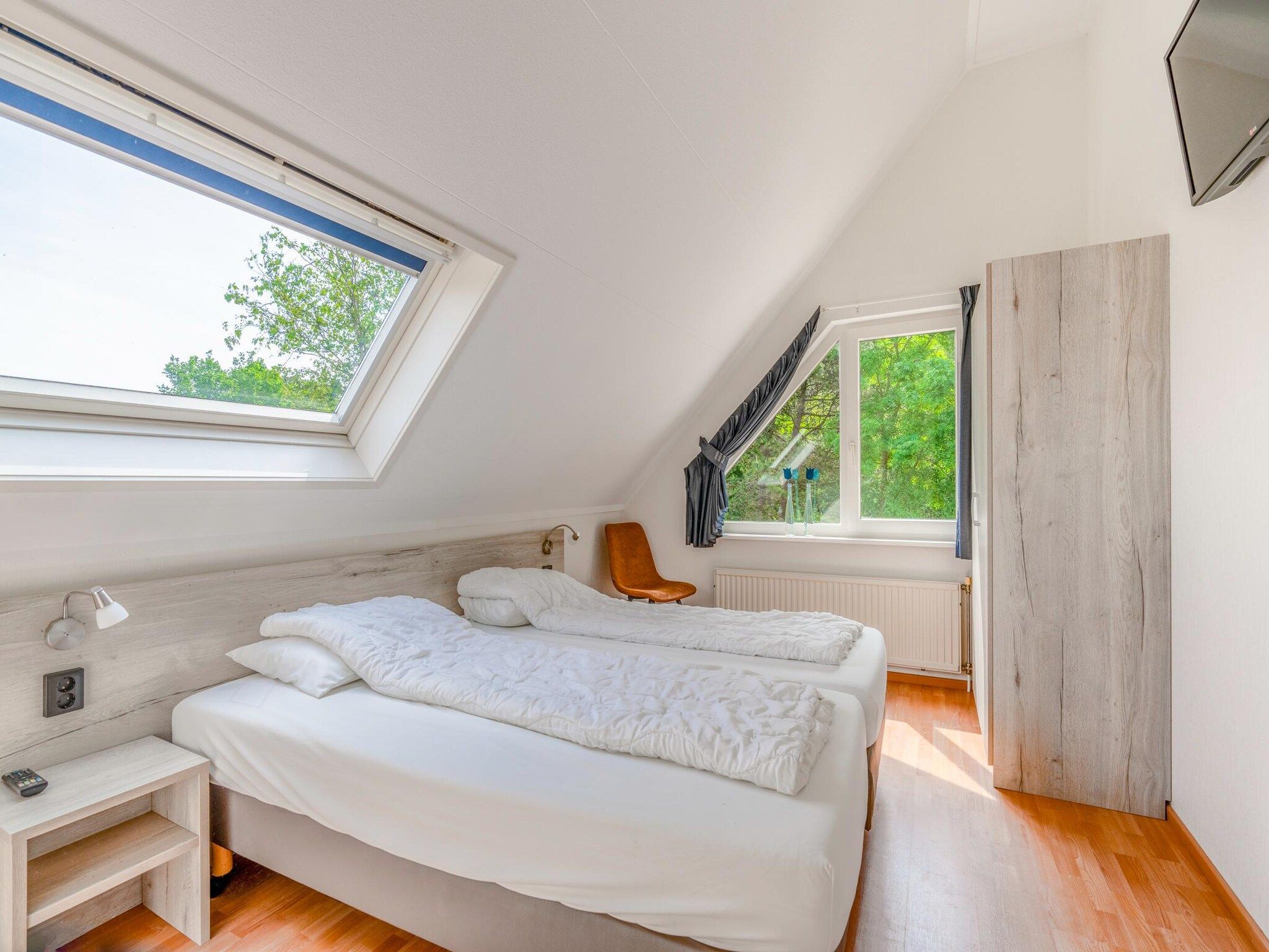 Een slaapkamer van Kamperfoelie 27 in De Koog