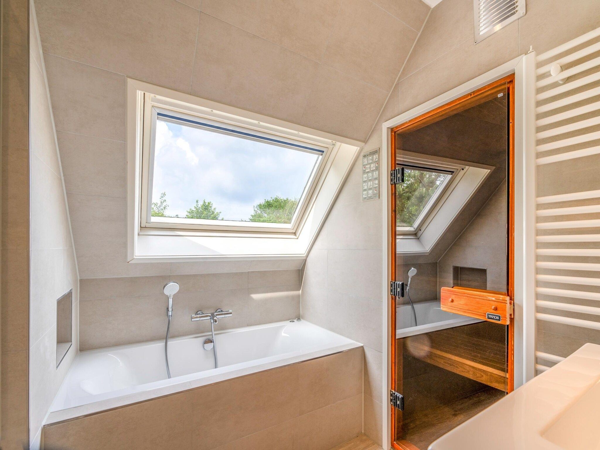 De badkamer van Kamperfoelie 27 in De Koog