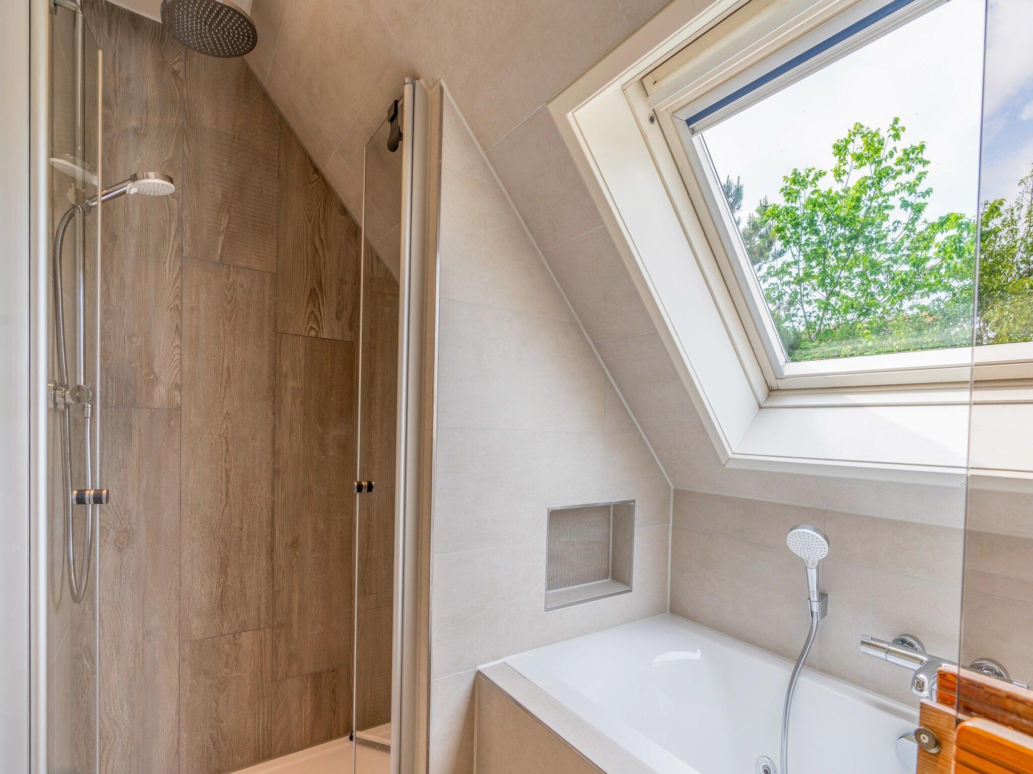 De badkamer van Kamperfoelie 27 in De Koog