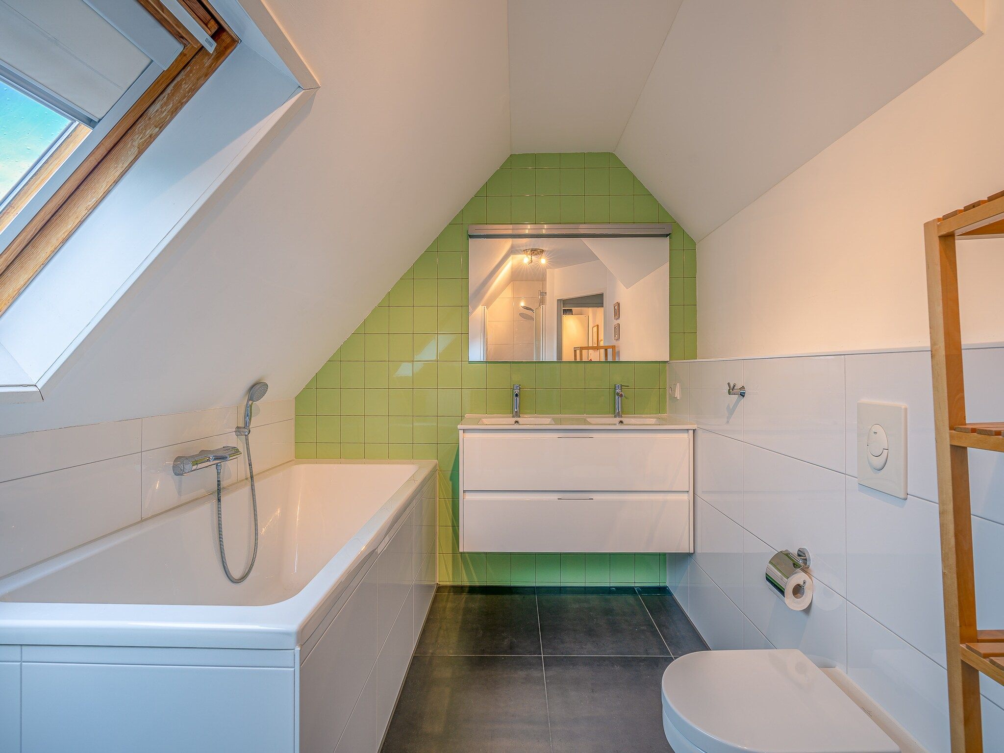 De badkamer van Kamperfoelie 29 in De Koog