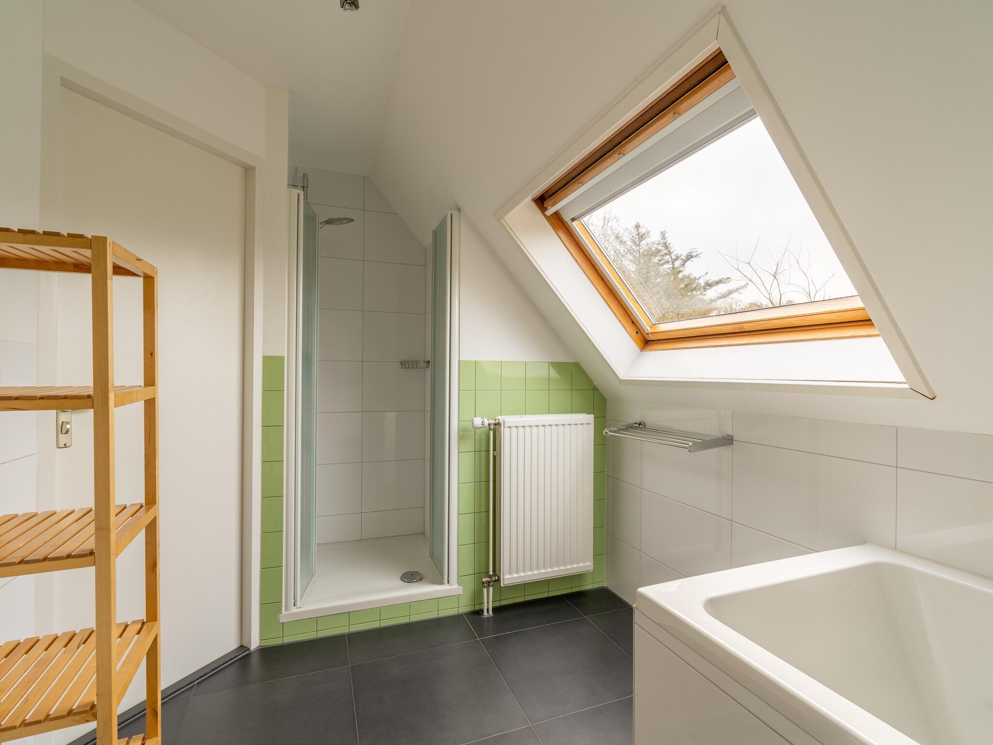 De badkamer van Kamperfoelie 29 in De Koog