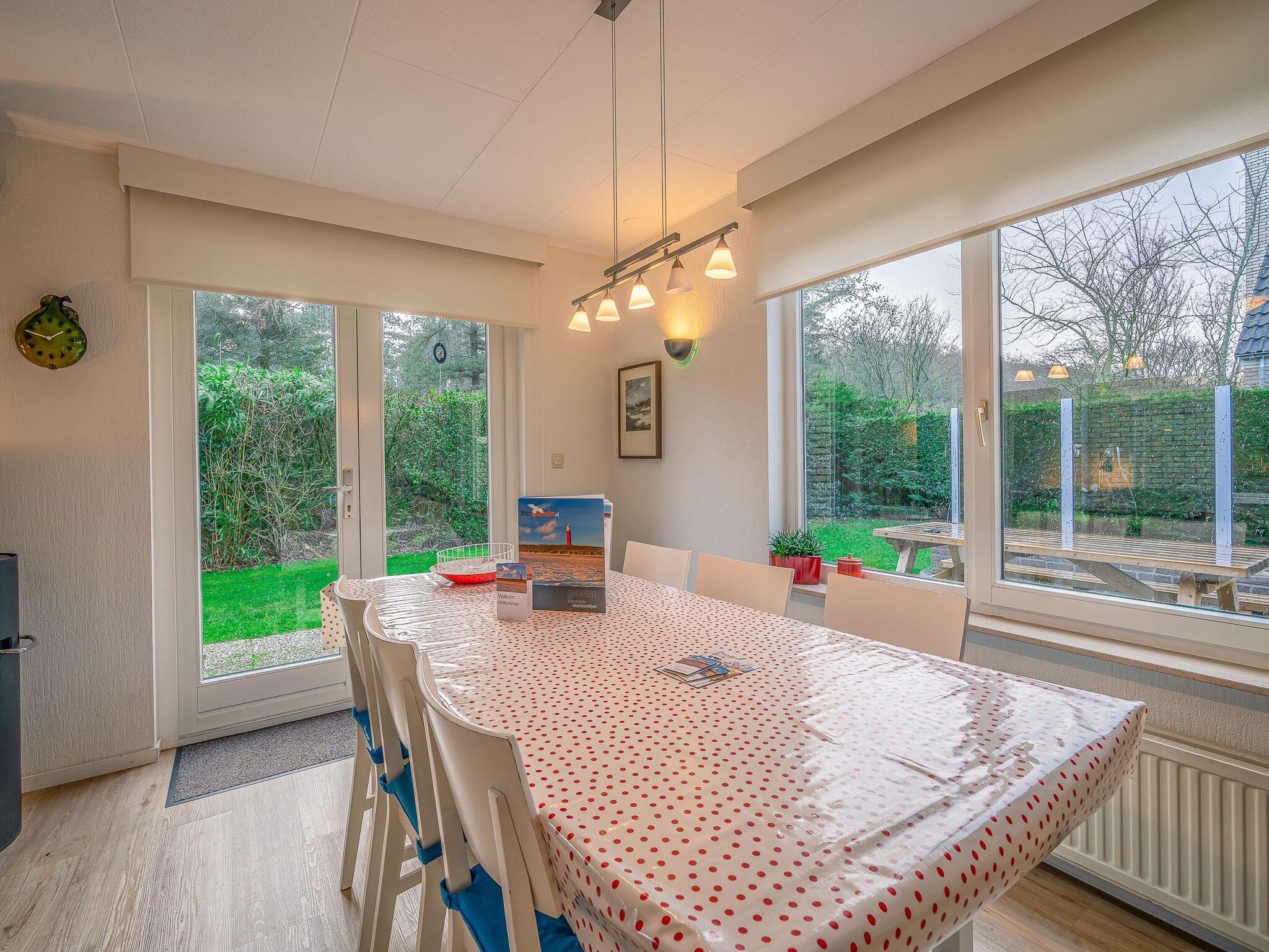 De eetkamer van Kamperfoelie 29 in De Koog