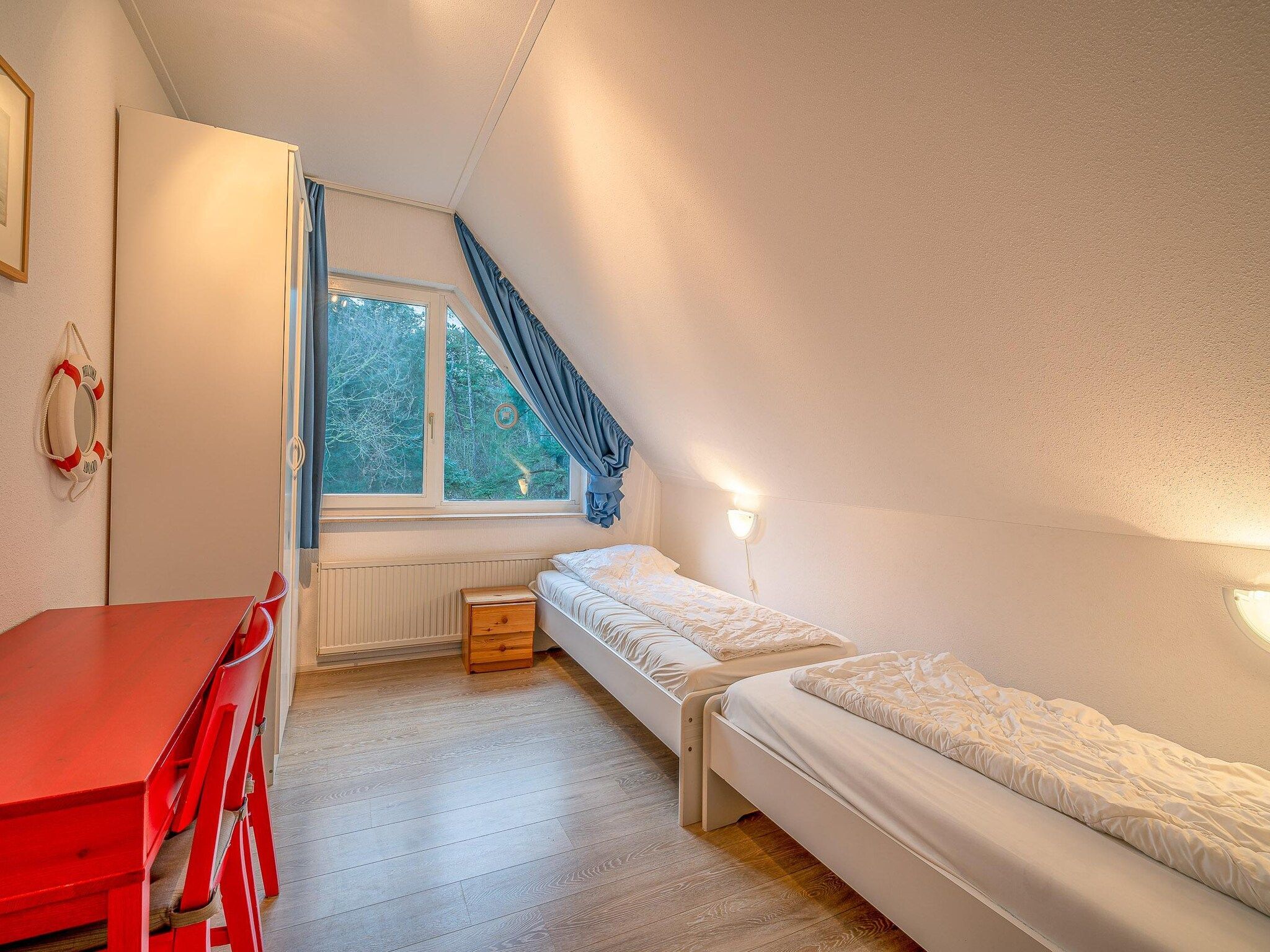 Een slaapkamer van Kamperfoelie 29 in De Koog