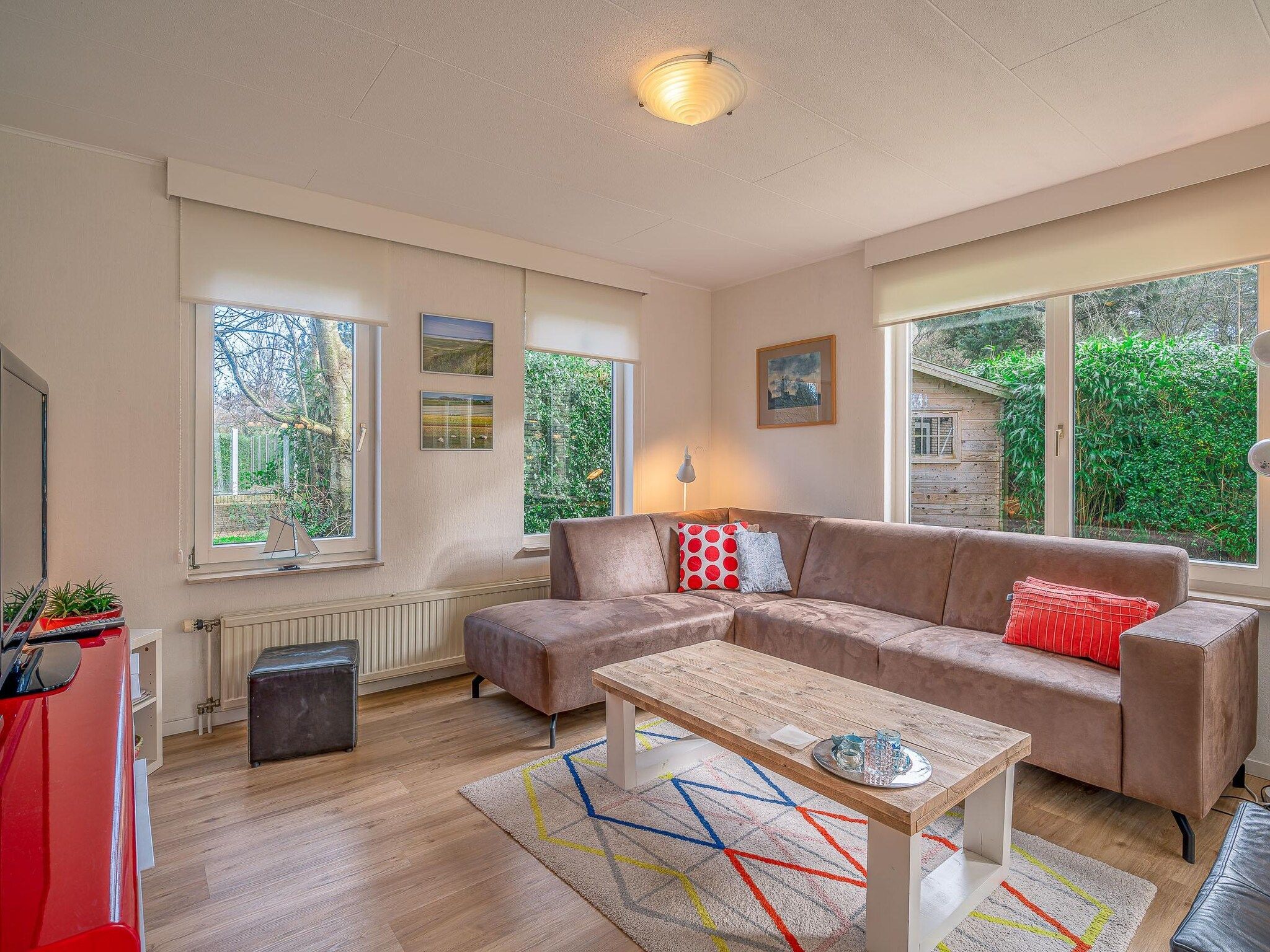 De woonkamer van Kamperfoelie 29 in De Koog