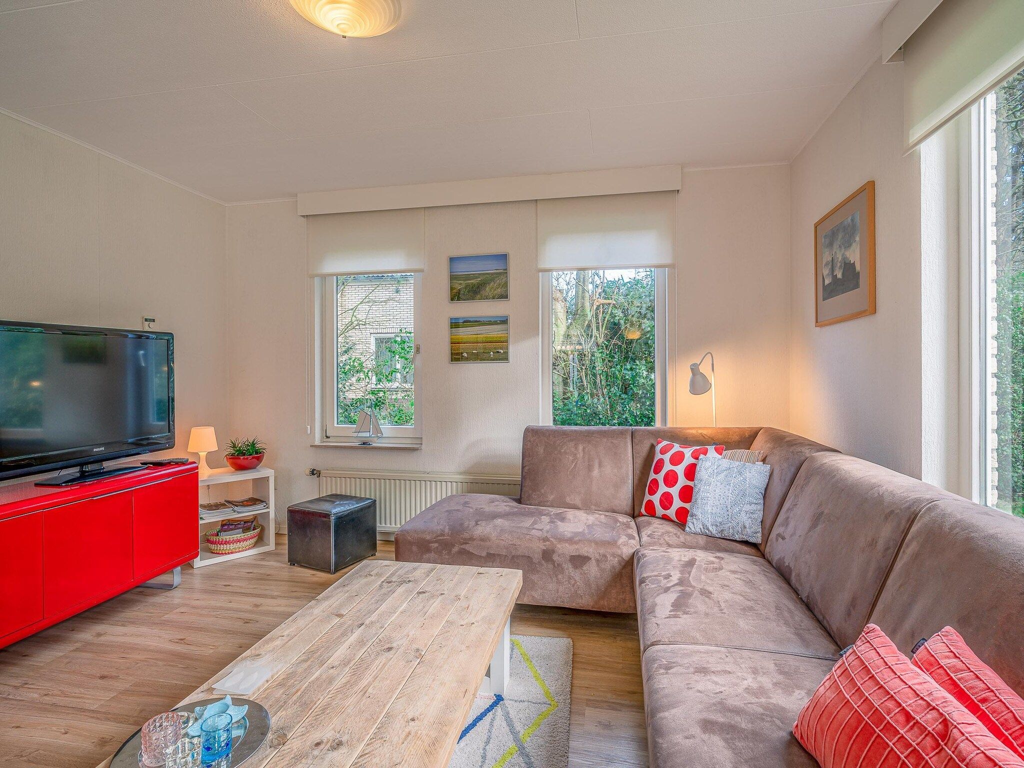 De woonkamer van Kamperfoelie 29 in De Koog