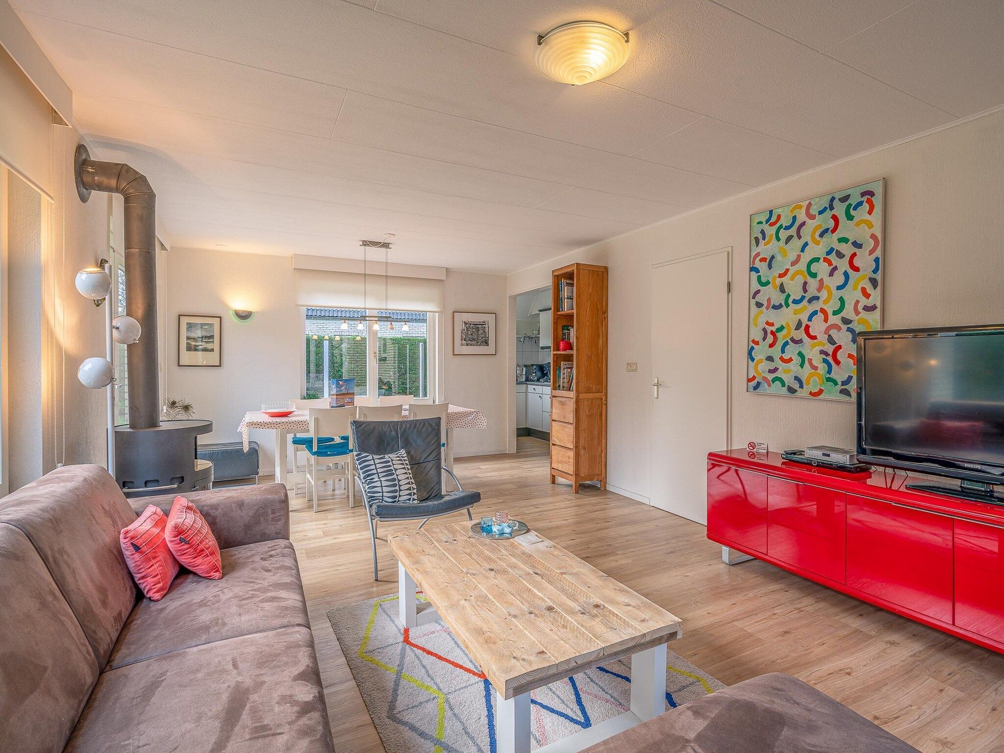 De woonkamer van Kamperfoelie 29 in De Koog