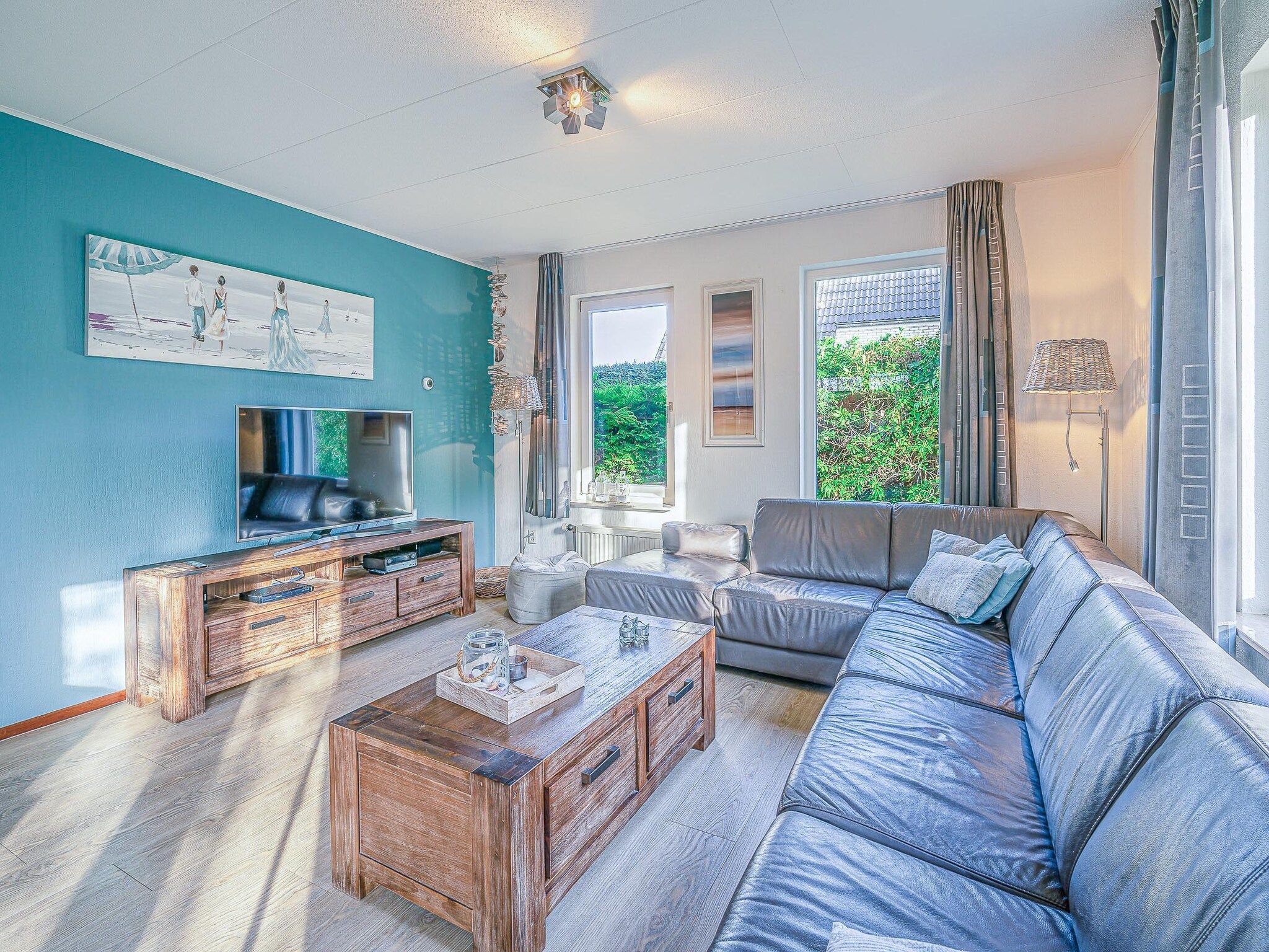 De woonkamer van Kamperfoelie 31 in De Koog