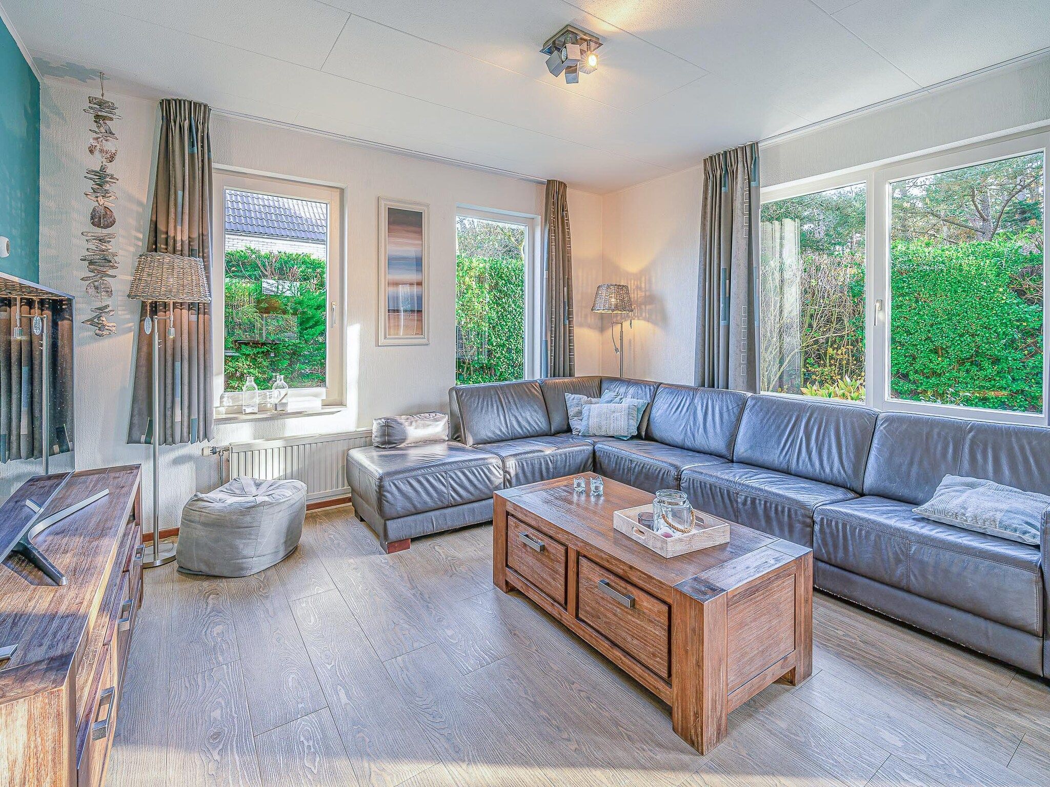 De woonkamer van Kamperfoelie 31 in De Koog