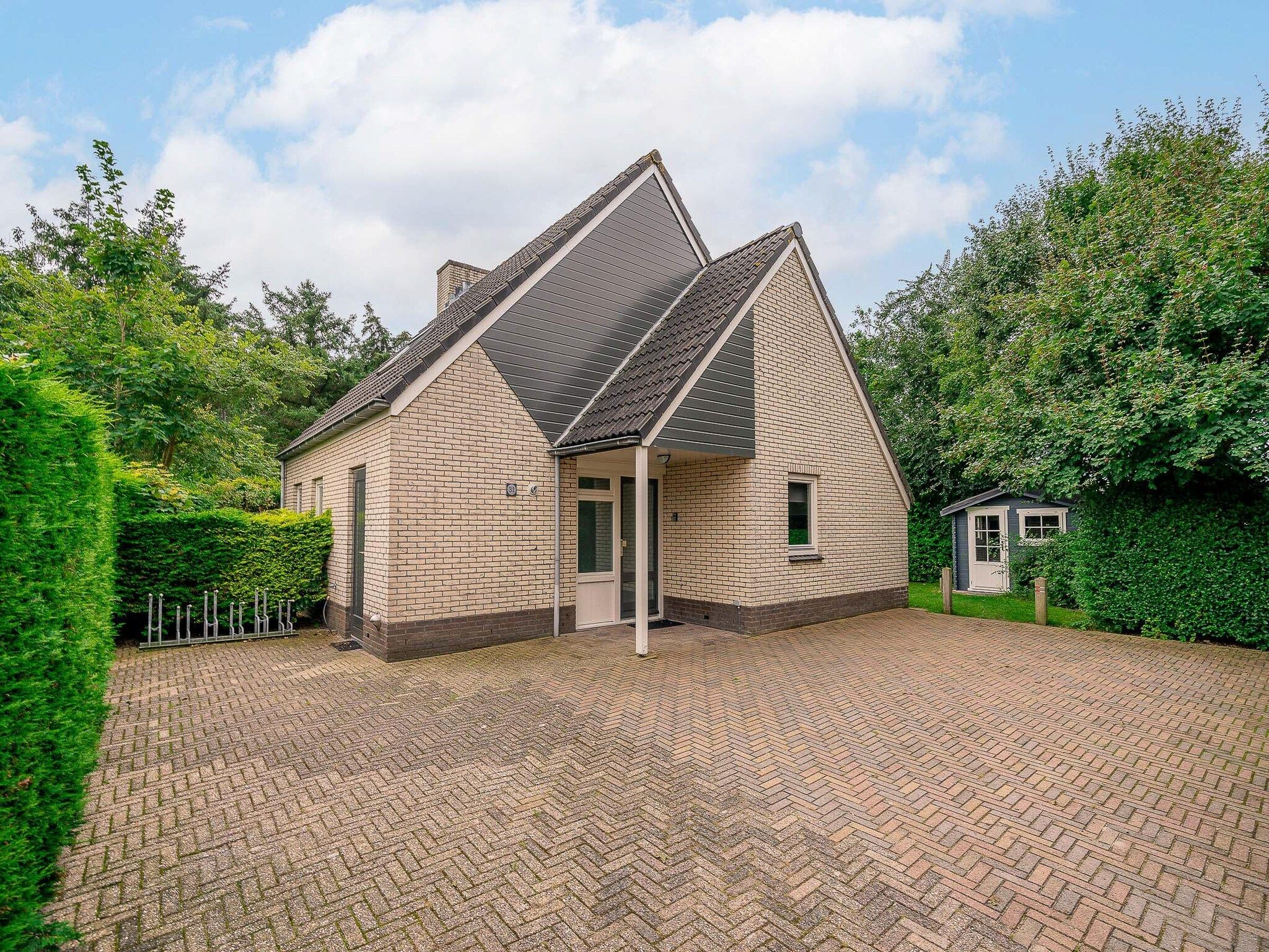 De buitenkant van Kamperfoelie 31 in De Koog