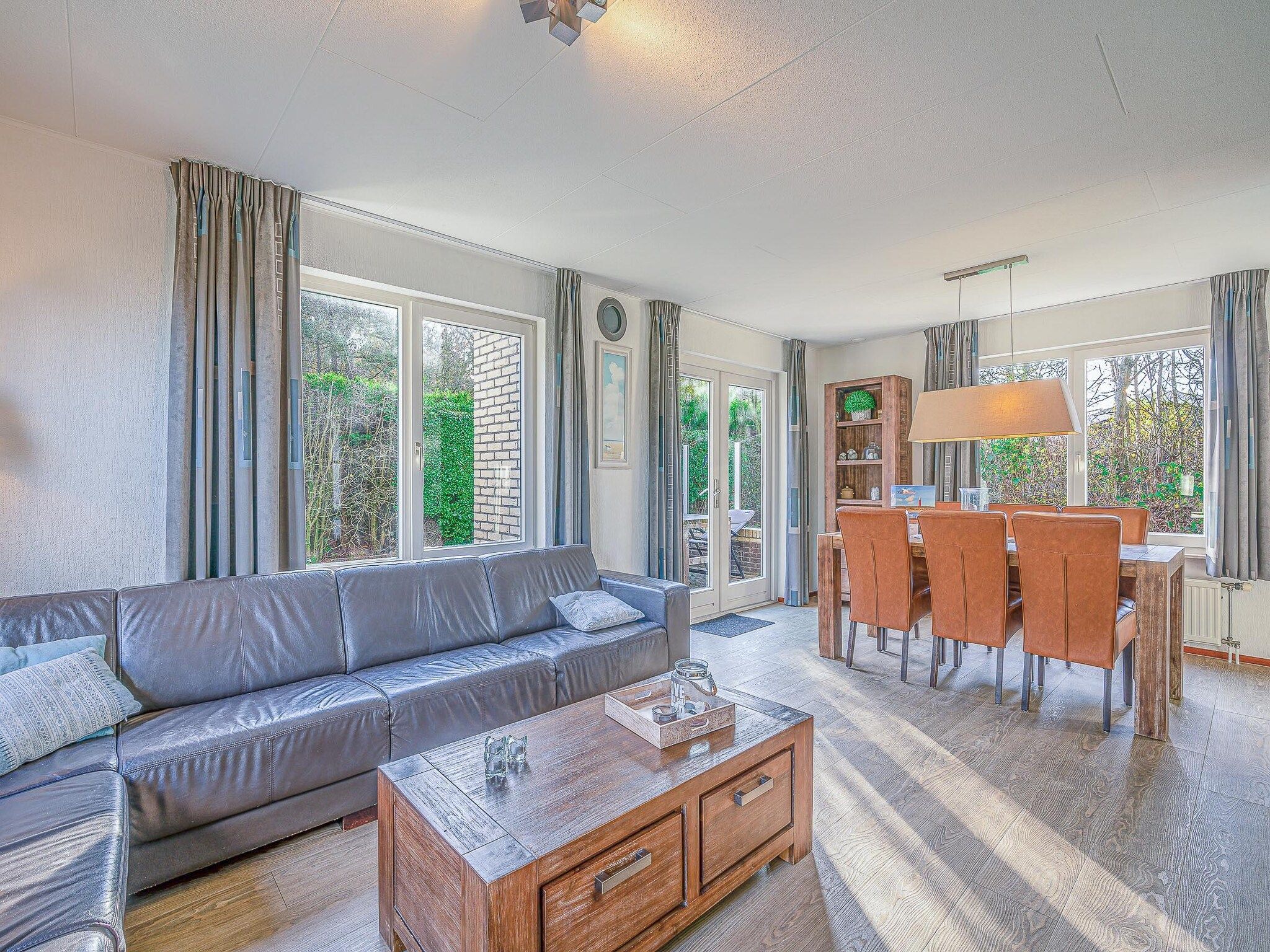 De woonkamer van Kamperfoelie 31 in De Koog